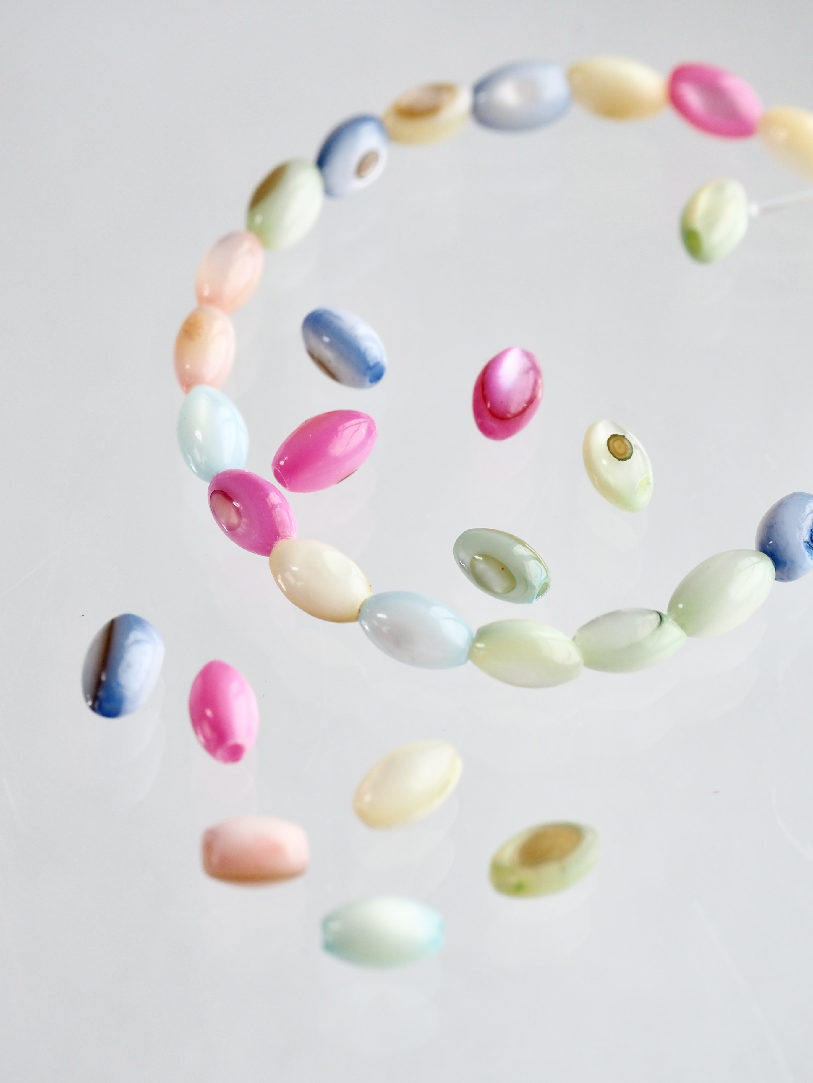 淡水真珠貝 -パステルカラーライス(ポップ)【約5×3mm(約10cm・約20個)】#1303[メール便可]まとめ買い10%OFF En:Freshwater pearl MOP - Shell Beads 貝殻