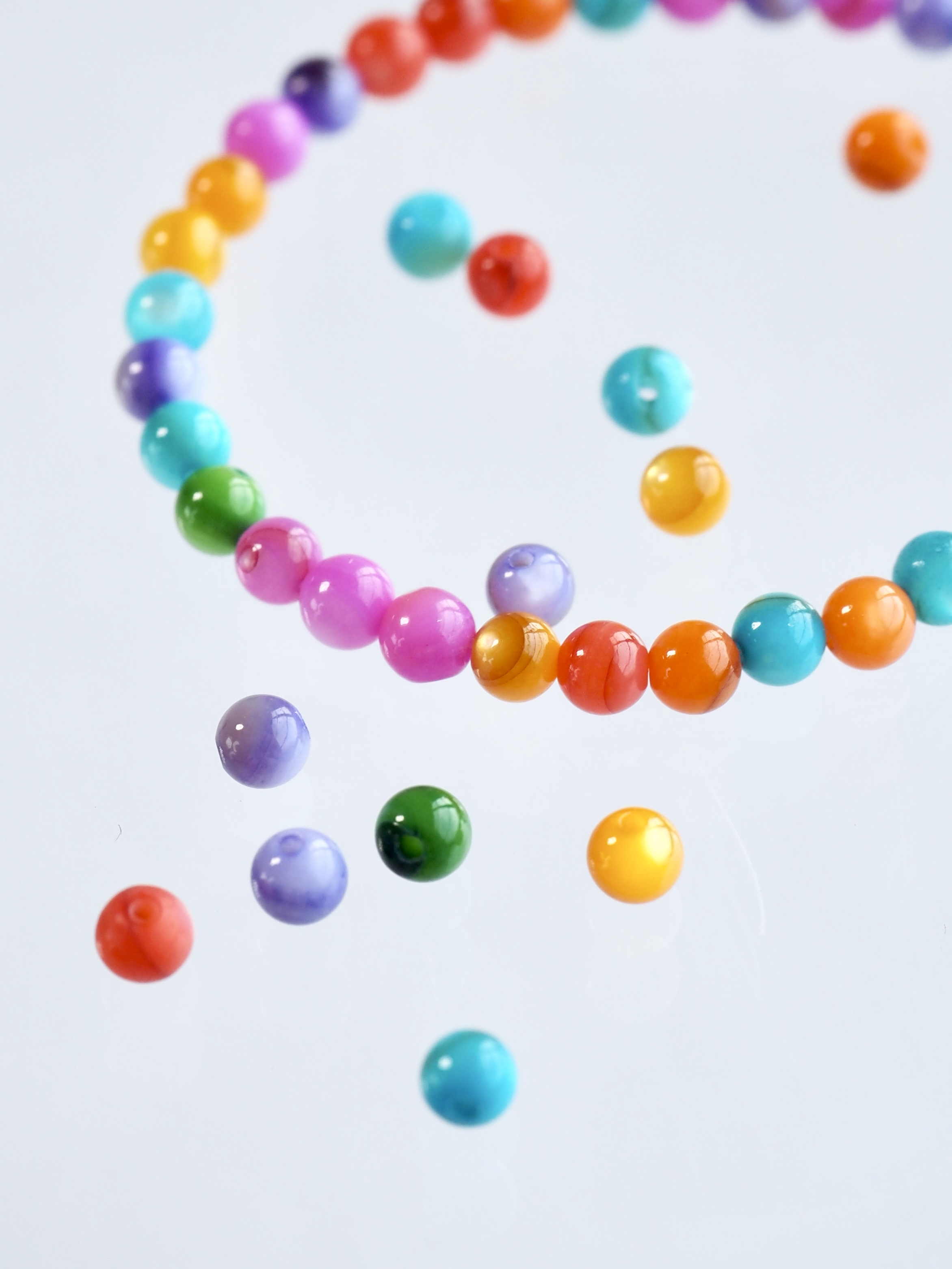 淡水真珠貝 -ビビッド 丸ビーズ【約3mm(約10cm・約33個)】#1308[メール便可]まとめ買い10%OFF En:Freshwater pearl MOP - Shell Beads 貝殻