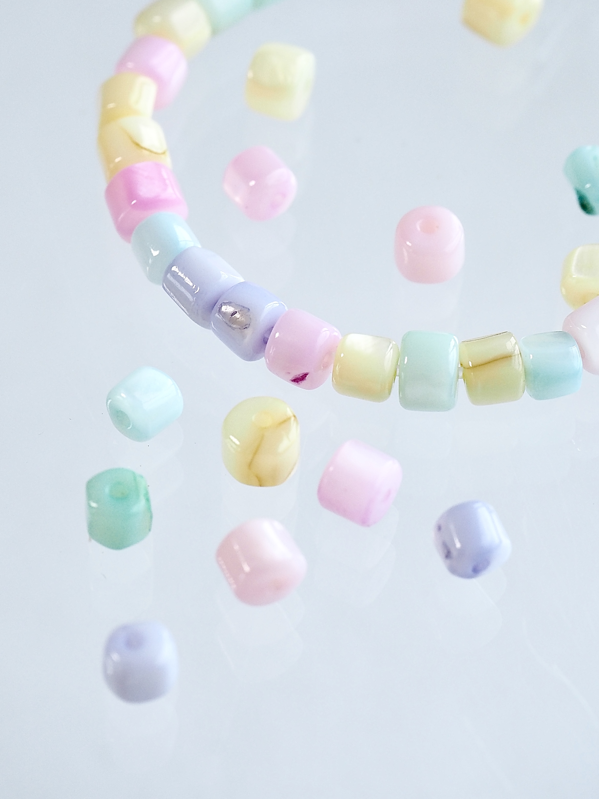 淡水真珠貝 -パステルカラー シード【約4×3mm(約10cm・約30個)】#1309[メール便可]まとめ買い10%OFF En:Freshwater pearl MOP - Shell Beads 貝殻