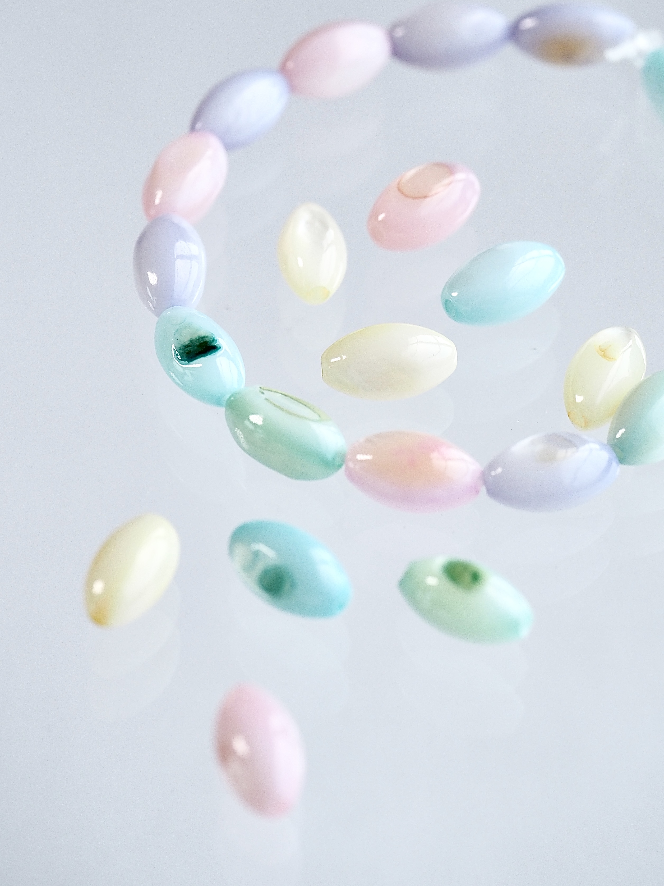 淡水真珠貝 -パステルカラーライス【約7×4mm(約10cm・約14個)】#1311[メール便可]まとめ買い10%OFF En:Freshwater pearl MOP - Shell Beads 貝殻