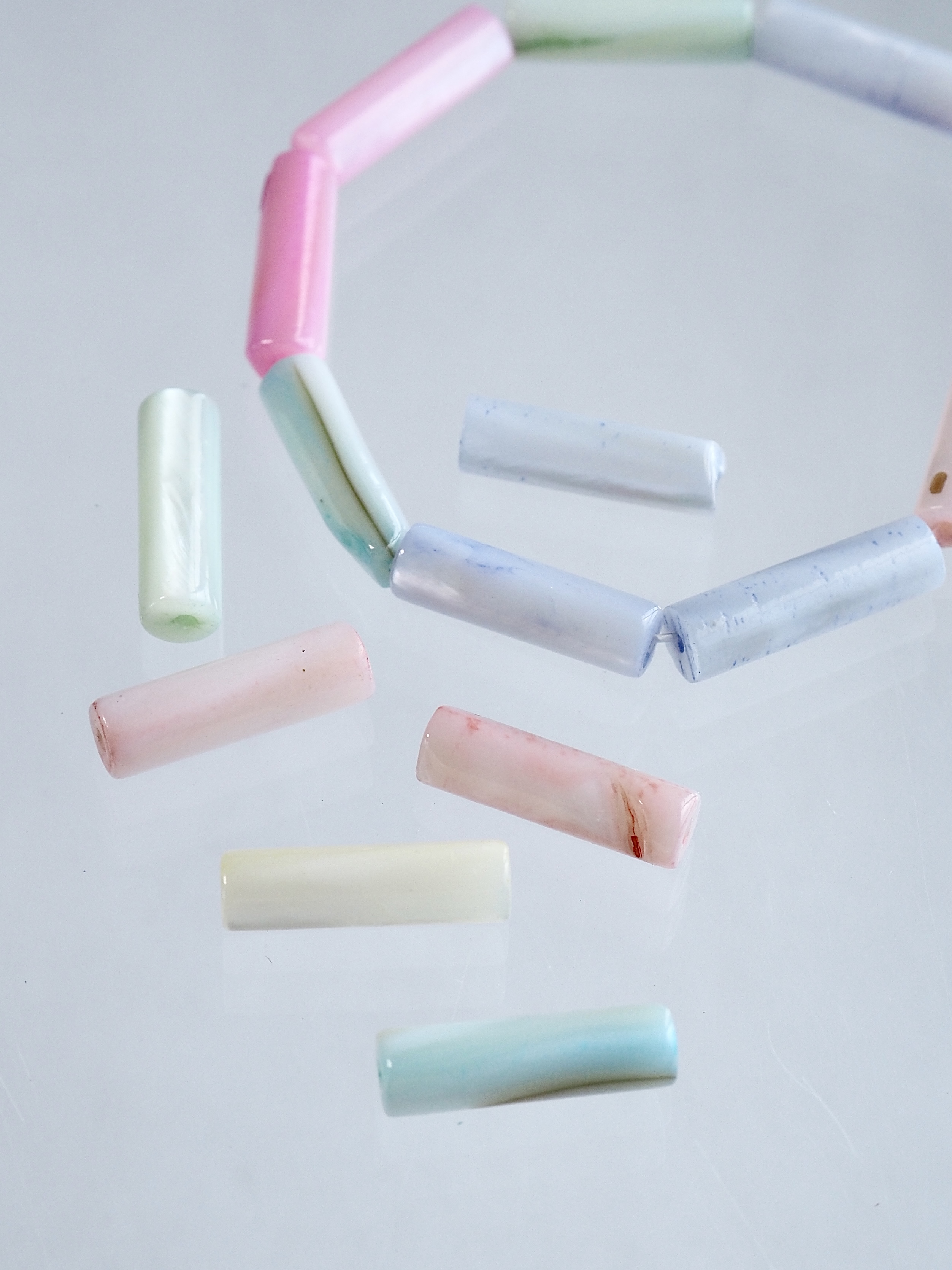 淡水真珠貝 -パステルカラー竹【約13×4mm(約10cm・約8個)】#1312[メール便可]まとめ買い10%OFF En:Freshwater pearl MOP - Shell Beads 貝殻