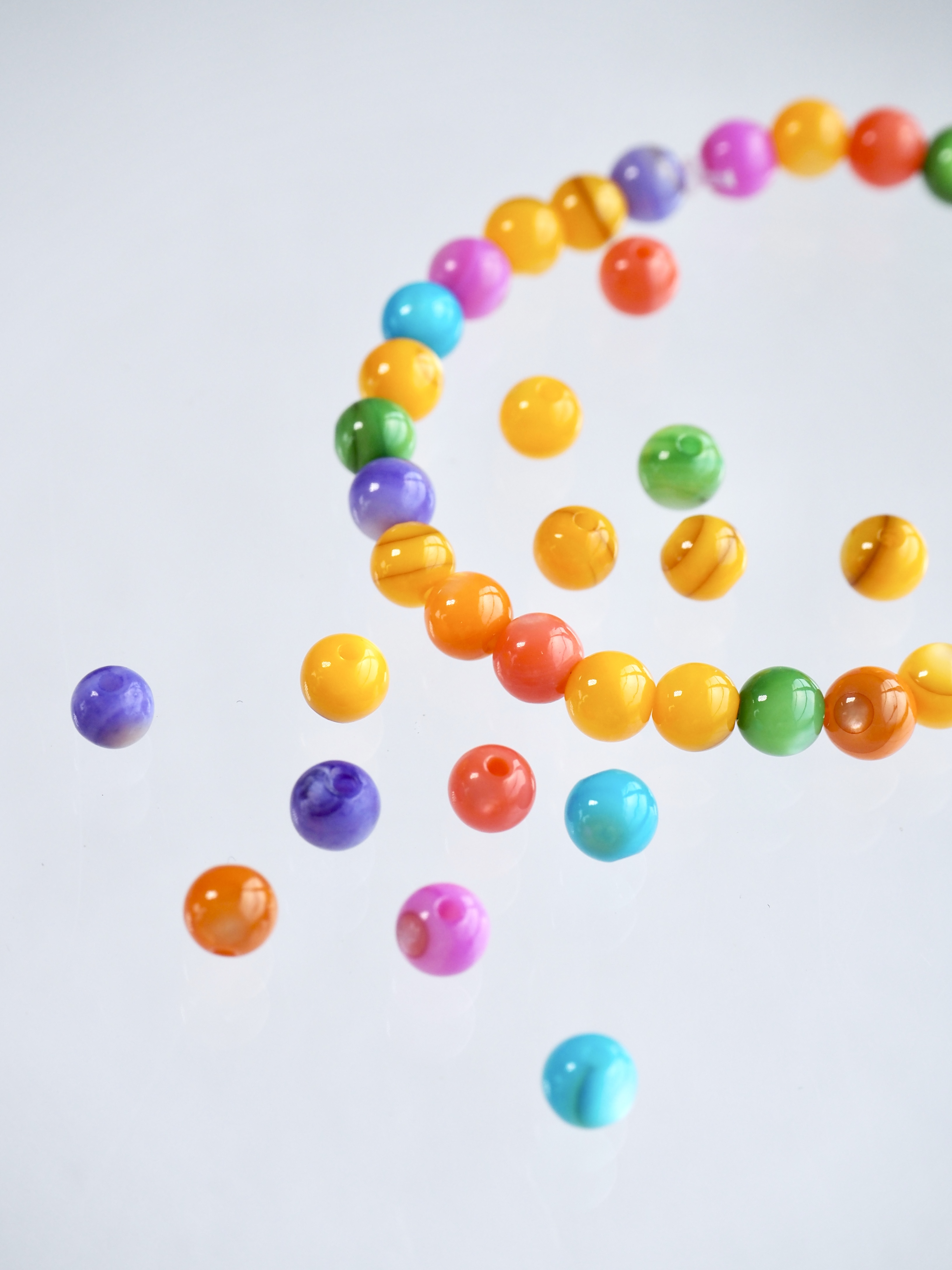 淡水真珠貝 -ビビッド 丸ビーズ【約4mm(約10cm・約25個)】#1313[メール便可]まとめ買い10%OFF En:Freshwater pearl MOP - Shell Beads 貝殻