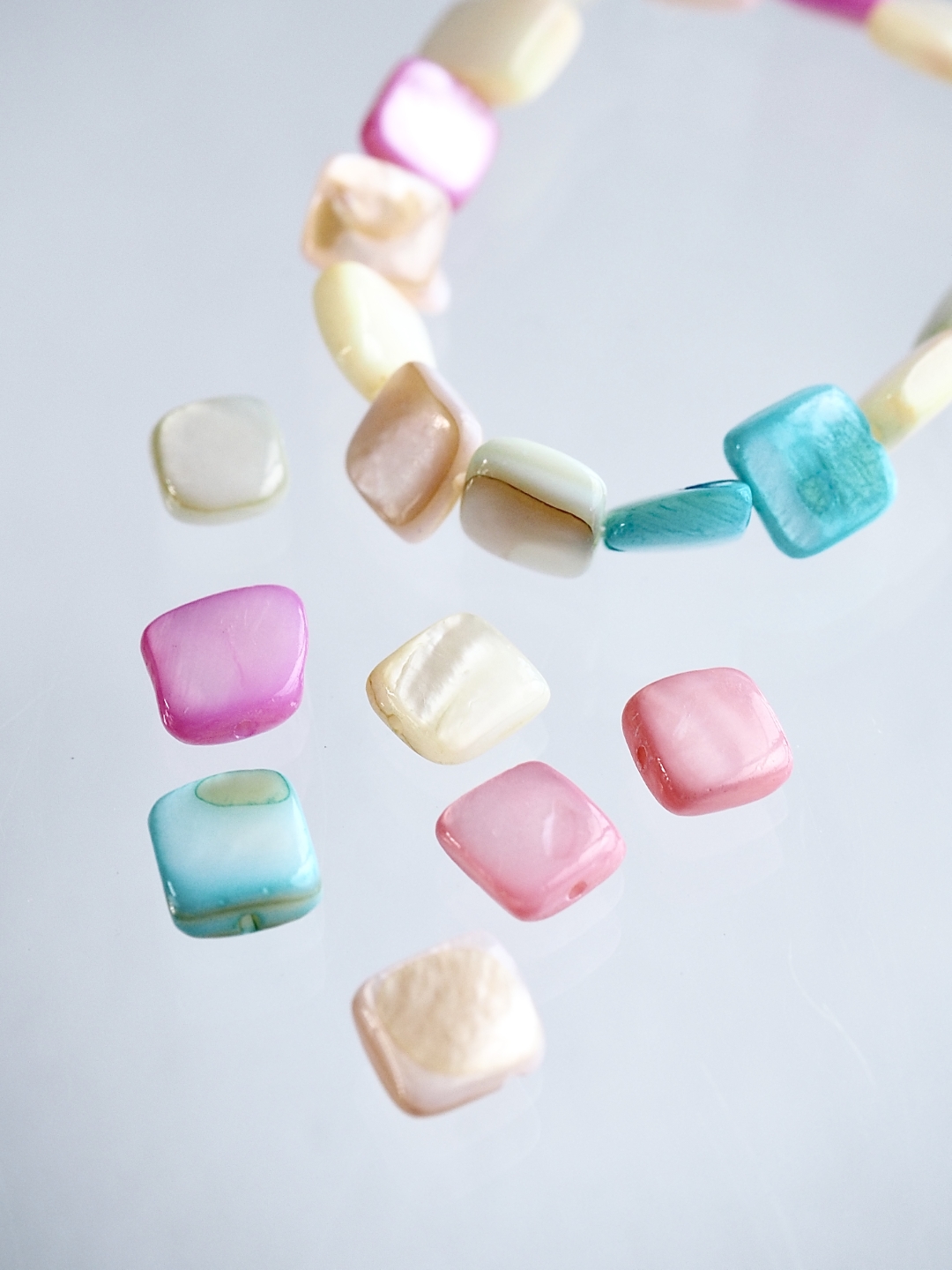 淡水真珠貝 -パステルカラー スクエア【約6mm(約10cm・約16個)】#1314[メール便可]まとめ買い10%OFF En:Freshwater pearl MOP - Shell Beads 貝殻