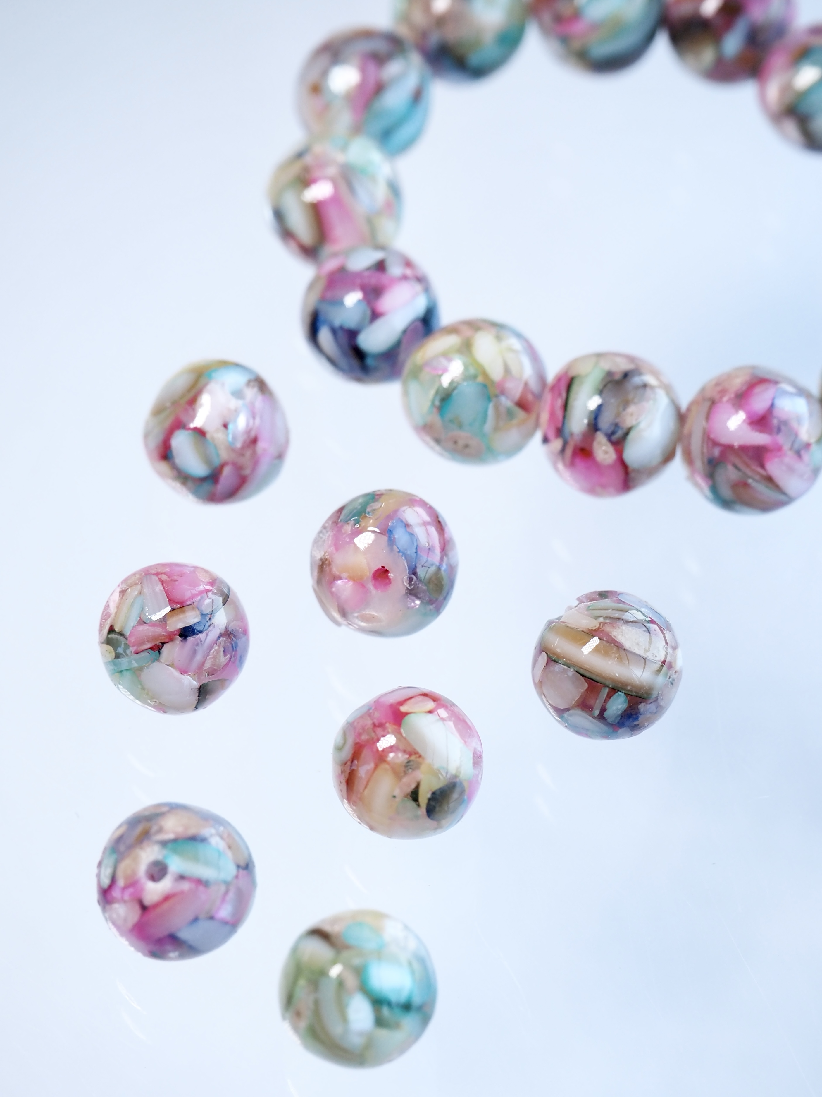 淡水真珠貝 -クラッシュシェル 丸ビーズ【約8mm(約10cm・約12個)】#1349[メール便可]まとめ買い10%OFF En:Freshwater pearl MOP - Shell Beads 貝殻