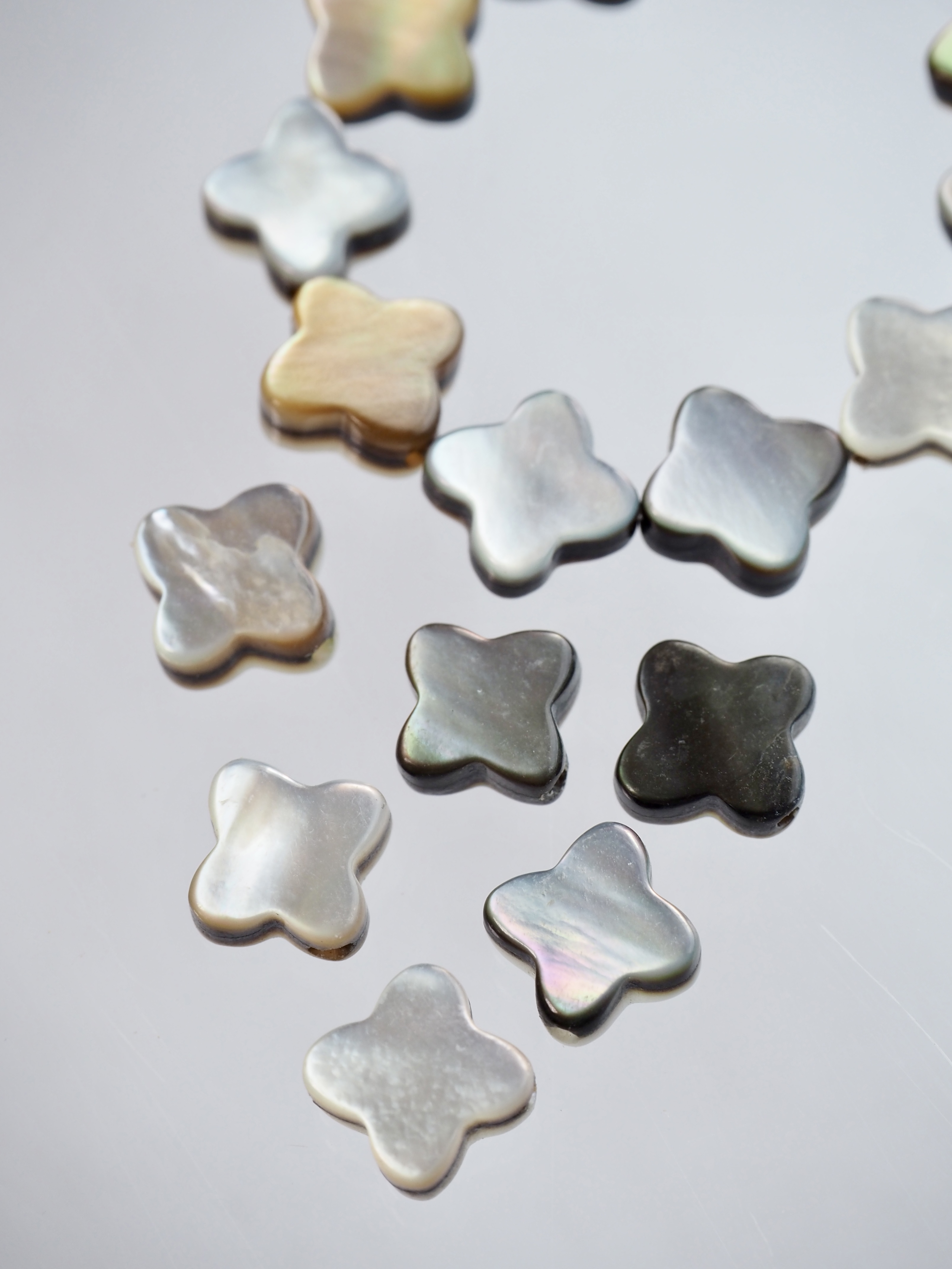 シェルビーズ-クローバー(クロチョウガイ)【約10mm(約10cm・約10個)】[メール便可]まとめ買い10%OFF #1327 En:Shell beads -Black MOP 貝殻