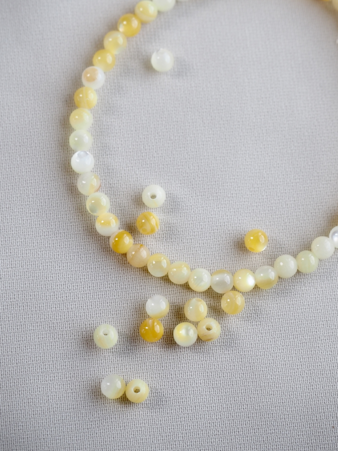 シロチョウガイ-丸ビーズ【約2.5mm(約10cm・約40個)】[メール便可]まとめ買い10%OFF #1330 En:white MOP - Shell Beads 貝殻