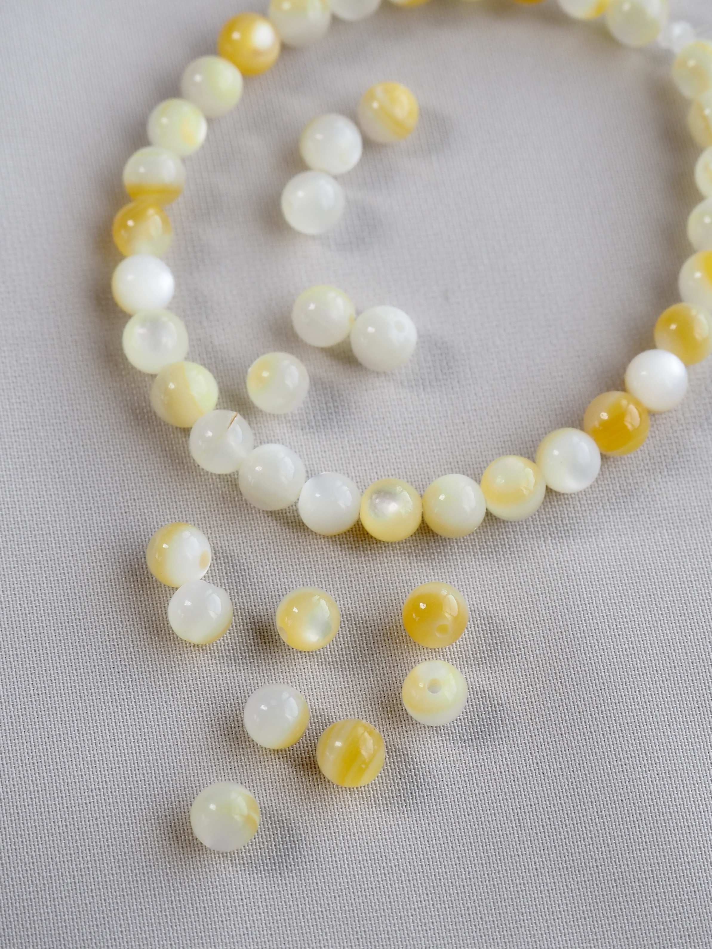 シロチョウガイ-丸ビーズ【約3.5mm(約10cm・約30個)】[メール便可]まとめ買い10%OFF #1335 En:white MOP - Shell Beads 貝殻