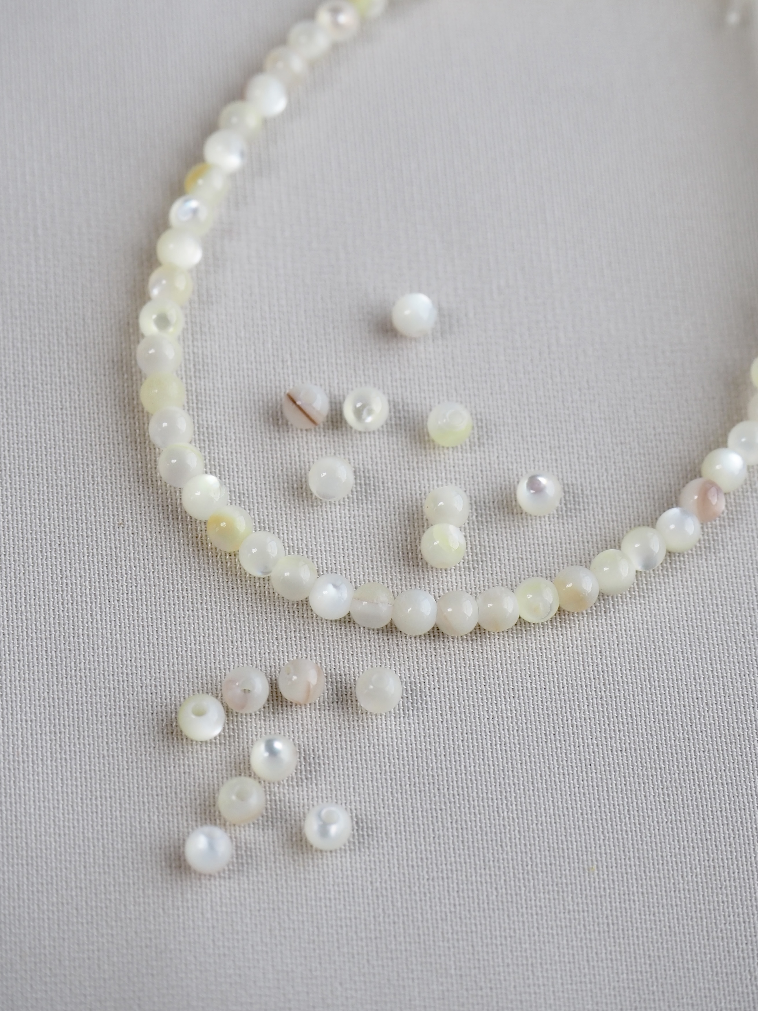 シロチョウガイ-丸ビーズ【約2mm(約10cm・約50個)】[メール便可]まとめ買い10%OFF #1339 En:white MOP - Shell Beads 貝殻