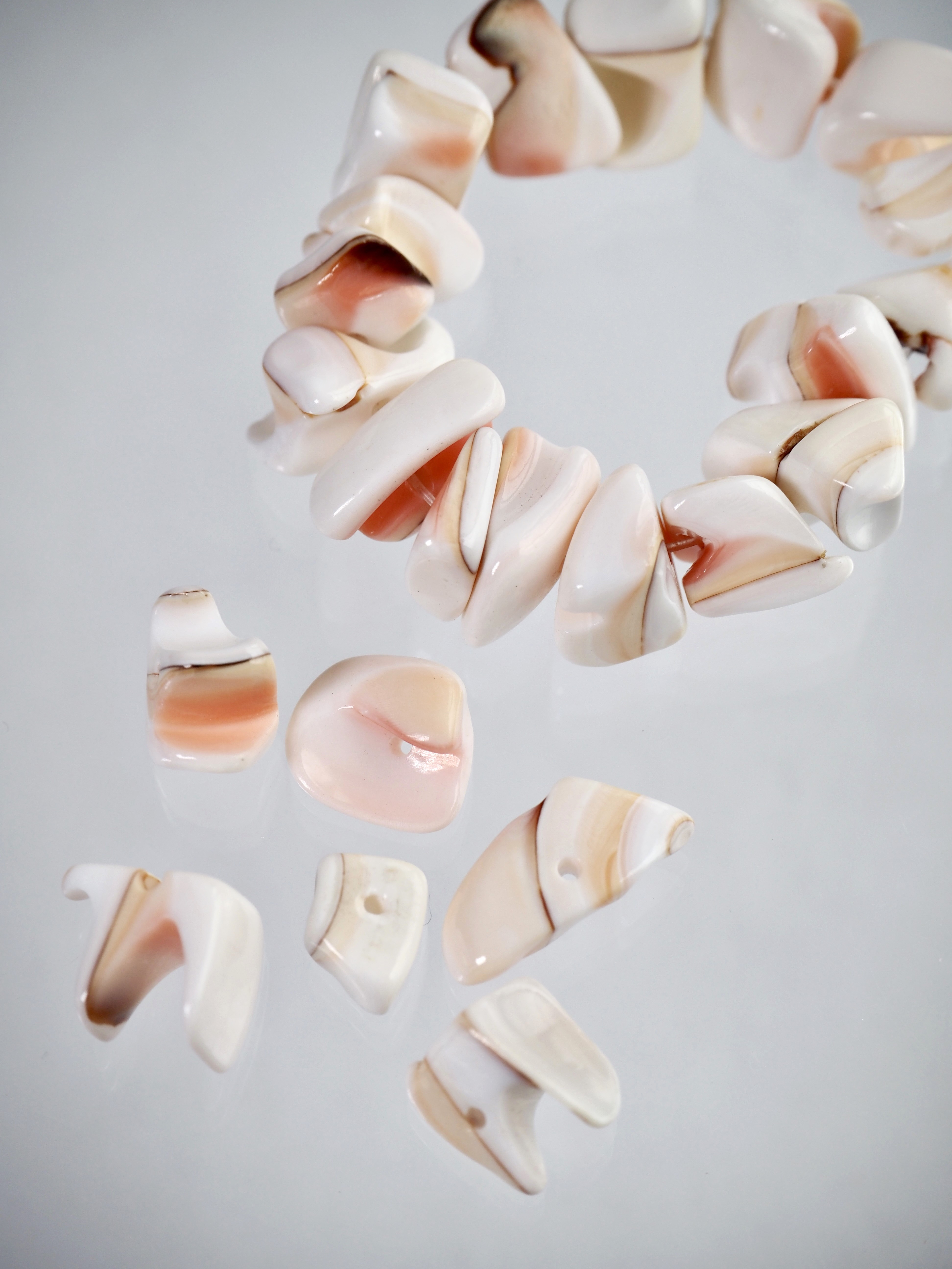 シェルビーズ-さざれ(マガキガイ)【約8～14mm(約10cm・約16個)】[メール便可]まとめ買い10%OFF #1364 貝殻