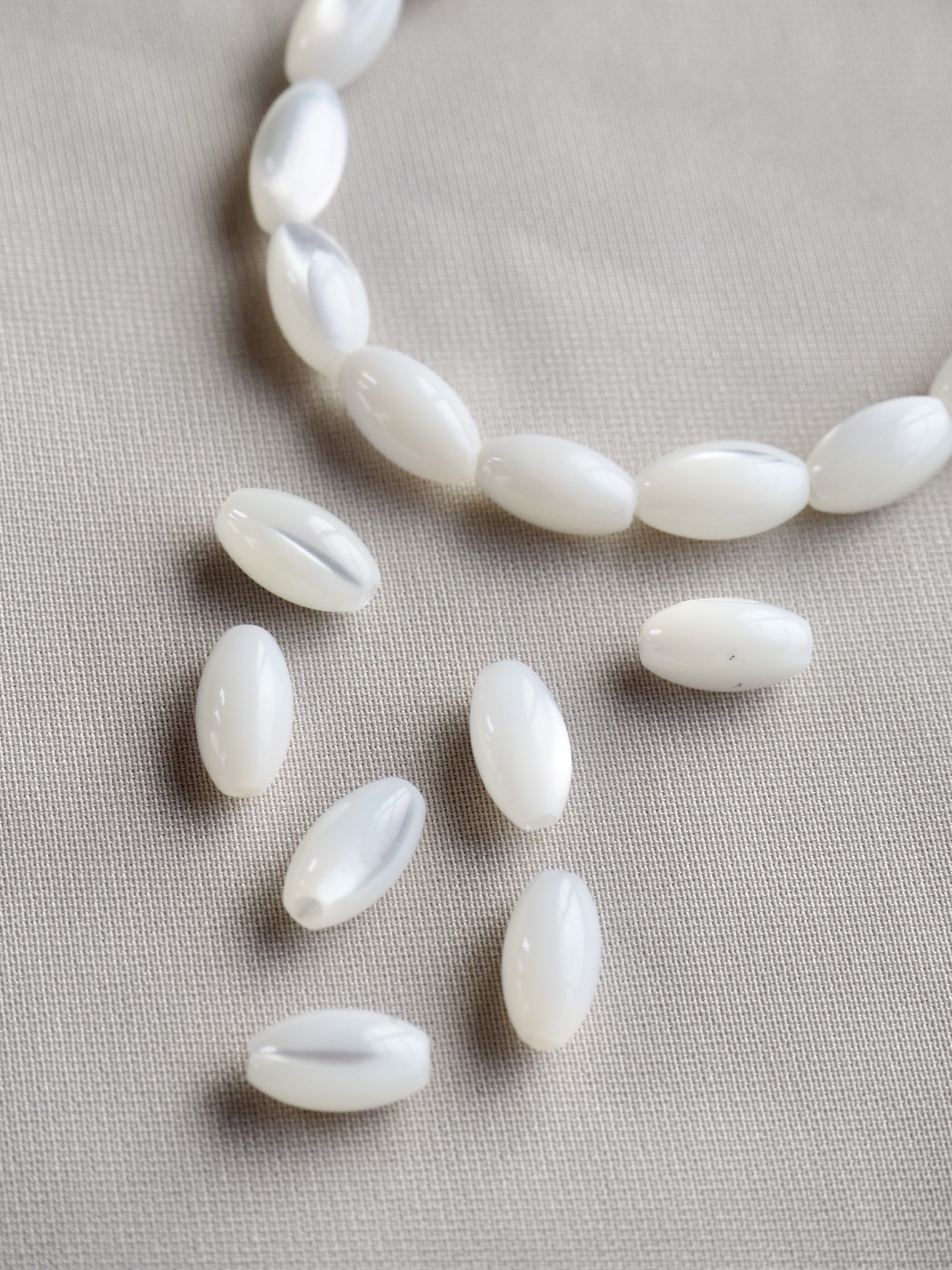 シェルビーズ-ライス(タカセガイ)【約7×4mm(約10cm・約14個)】#1333[メール便可]まとめ買い10%OFF En:Shell Beads -Trocus 貝殻