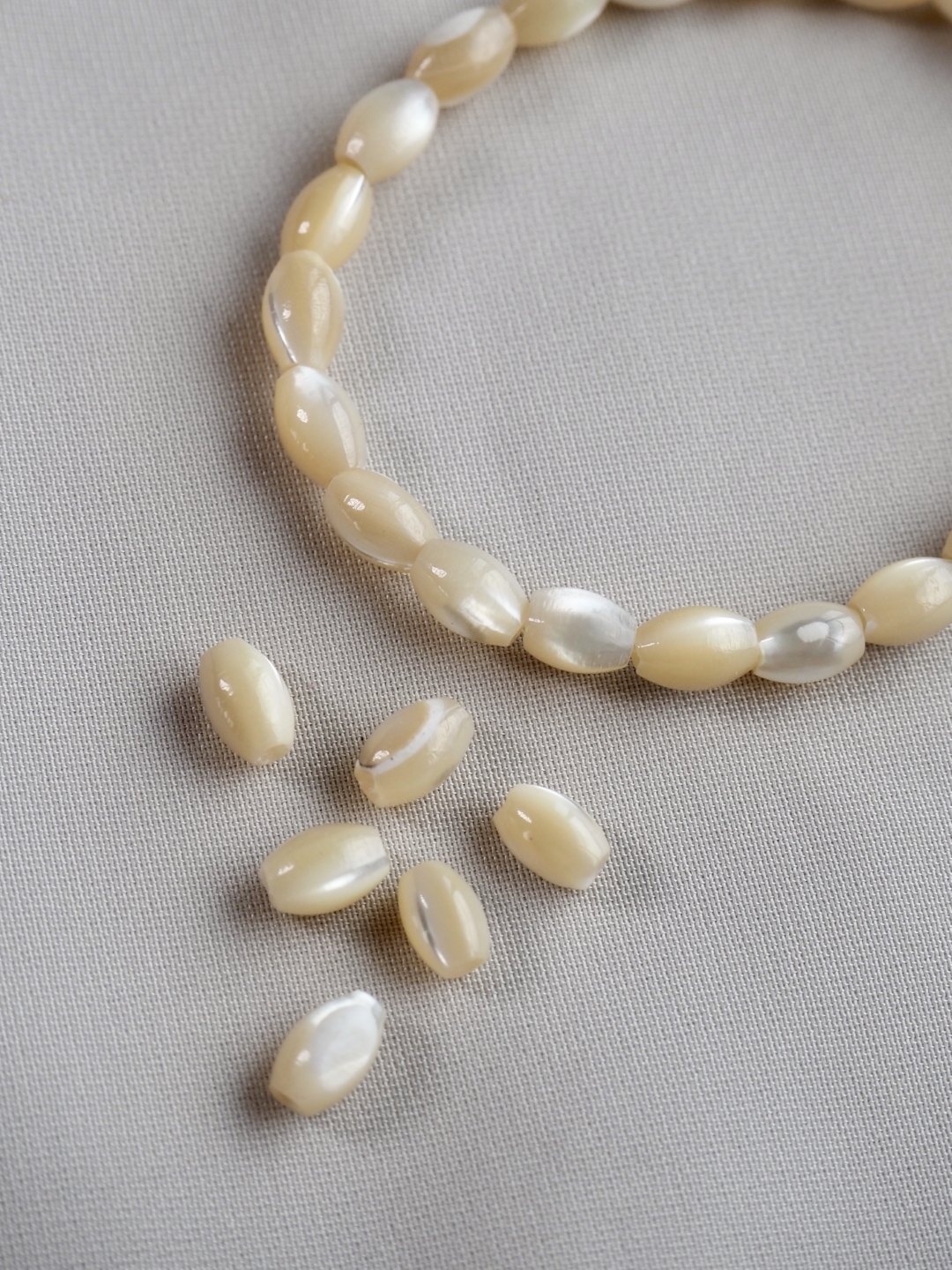 シェルビーズ-ライス(タカセガイ)(ベージュ)【約5×3mm(約10cm・約20個)】#1331[メール便可]まとめ買い10%OFF En:Shell Beads -Trocus