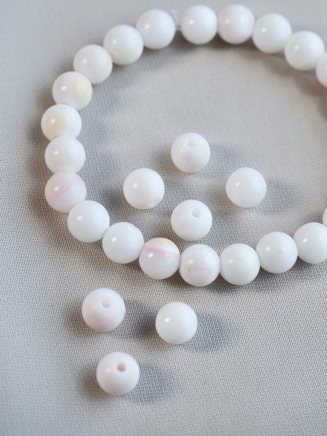 ソデボラ科-丸ビーズ【約4.5mm(約10cm・約22個)】#1322[メール便可]まとめ買い10%OFF 貝殻