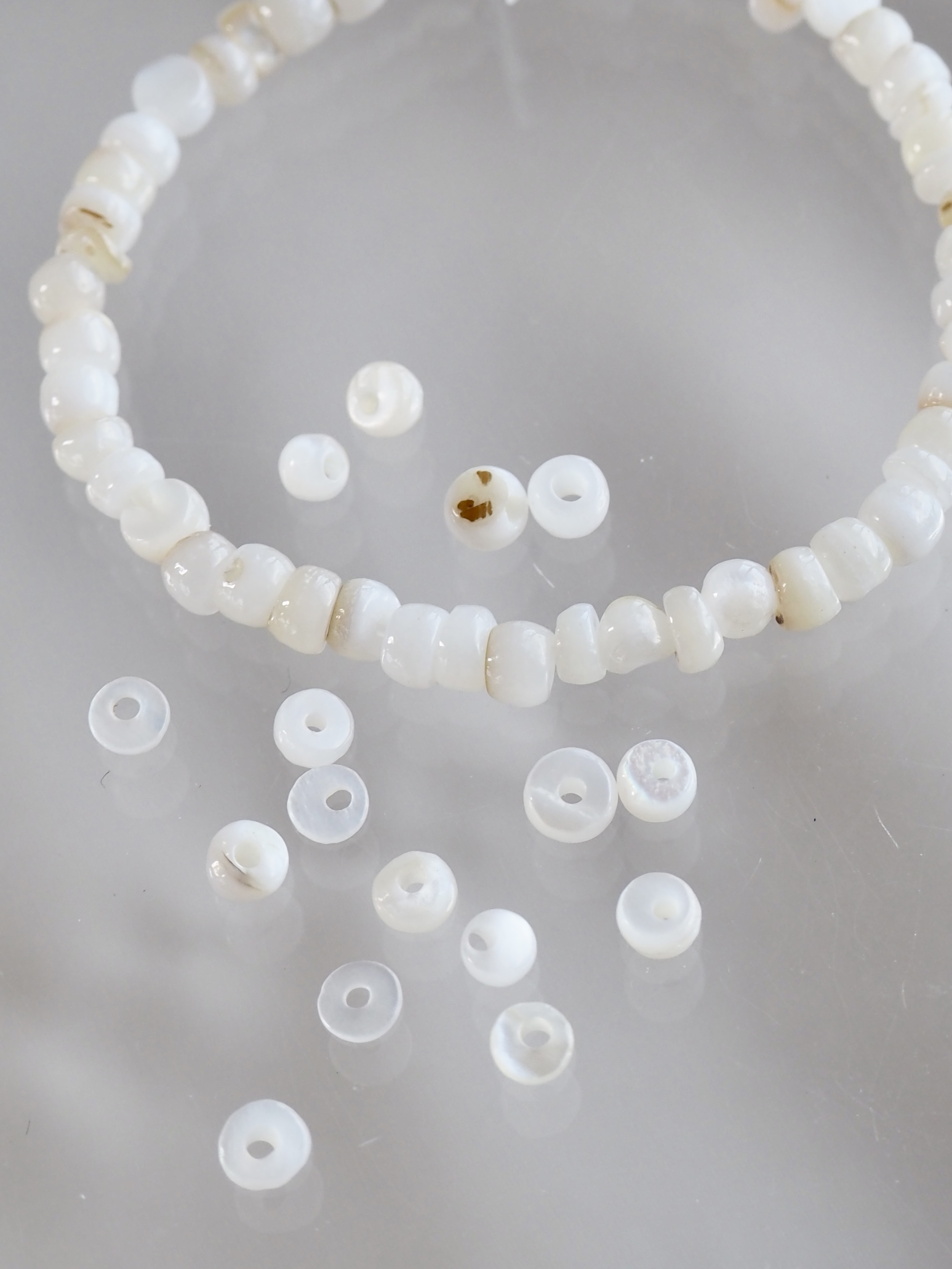 淡水真珠貝-シード【約3mm(約10cm・約60個)】#1358[メール便可]まとめ買い10%OFF En:Freshwater pearl MOP - Shell Beads 貝殻