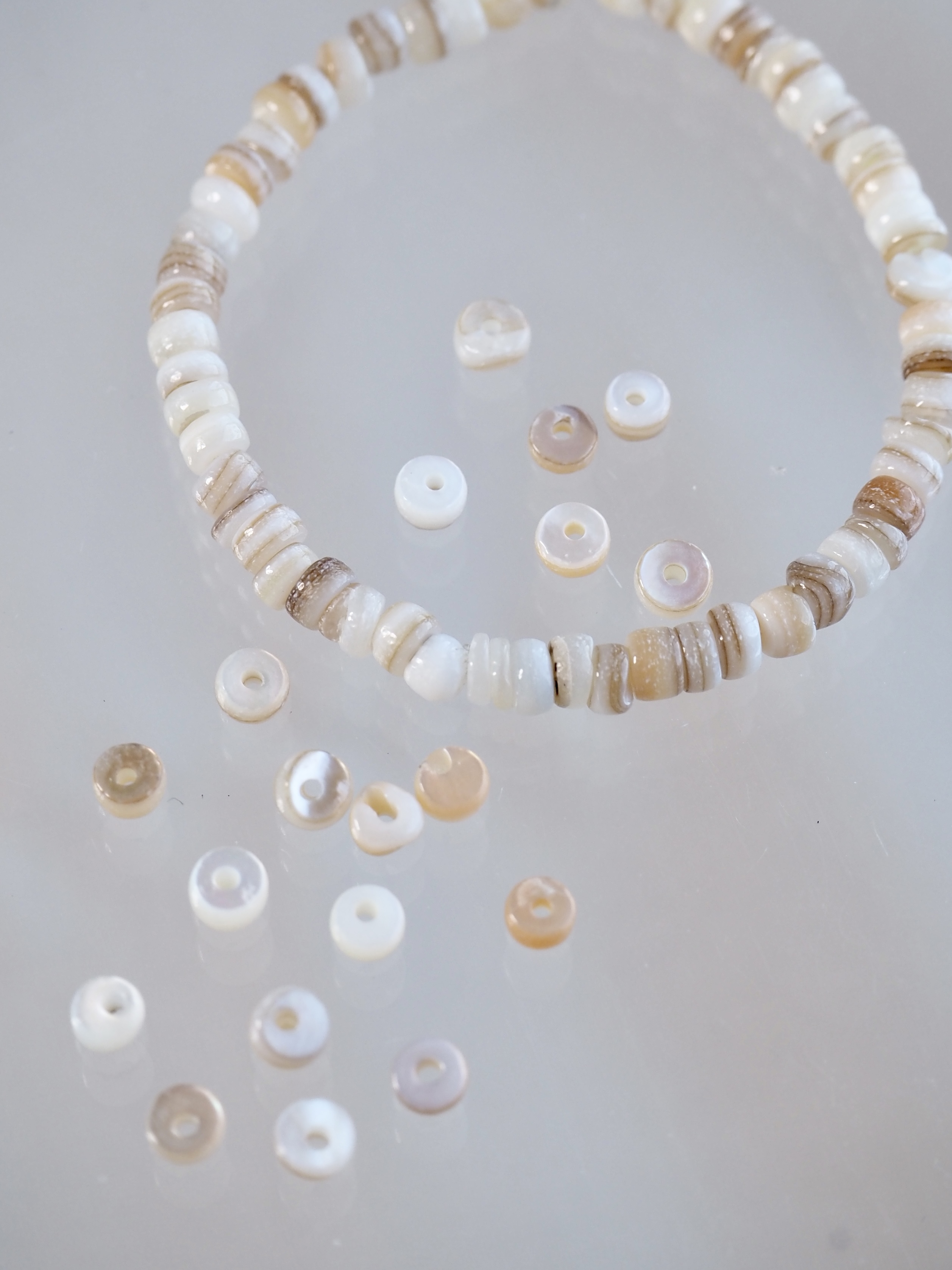 淡水真珠貝-シード(ベージュ)【約3mm(約10cm・約60個)】#1359[メール便可]まとめ買い10%OFF En:Freshwater pearl MOP - Shell Beads 貝殻