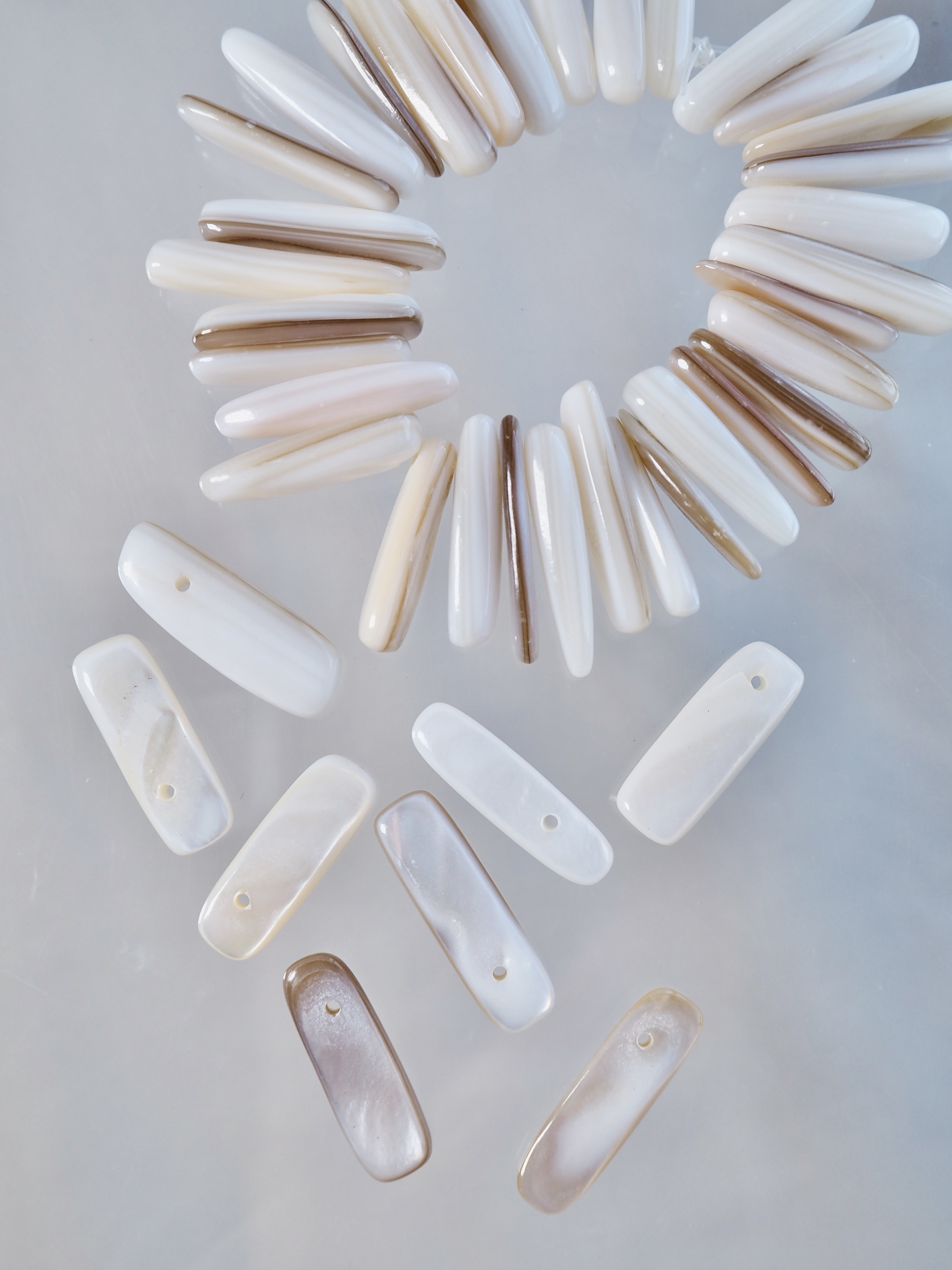 シェルビーズ-スティック(淡水真珠貝)【15～18mm前後/約10cm・約30個】#1363[メール便可]まとめ買い10%OFF  En:Freshwater pearl MOP - Shell Beads 貝殻