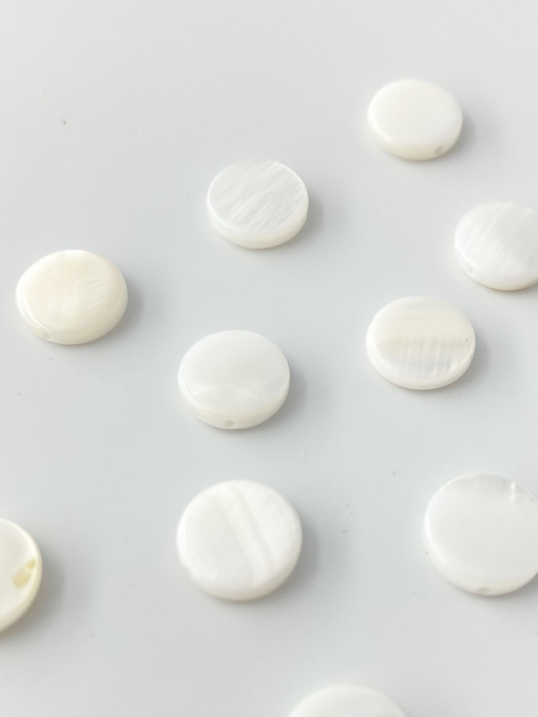 シェルビーズ - ラウンド(淡水真珠貝)【約10mm/約10個・約10cm】[メール便可]まとめ買い10%OFF #290 貝殻