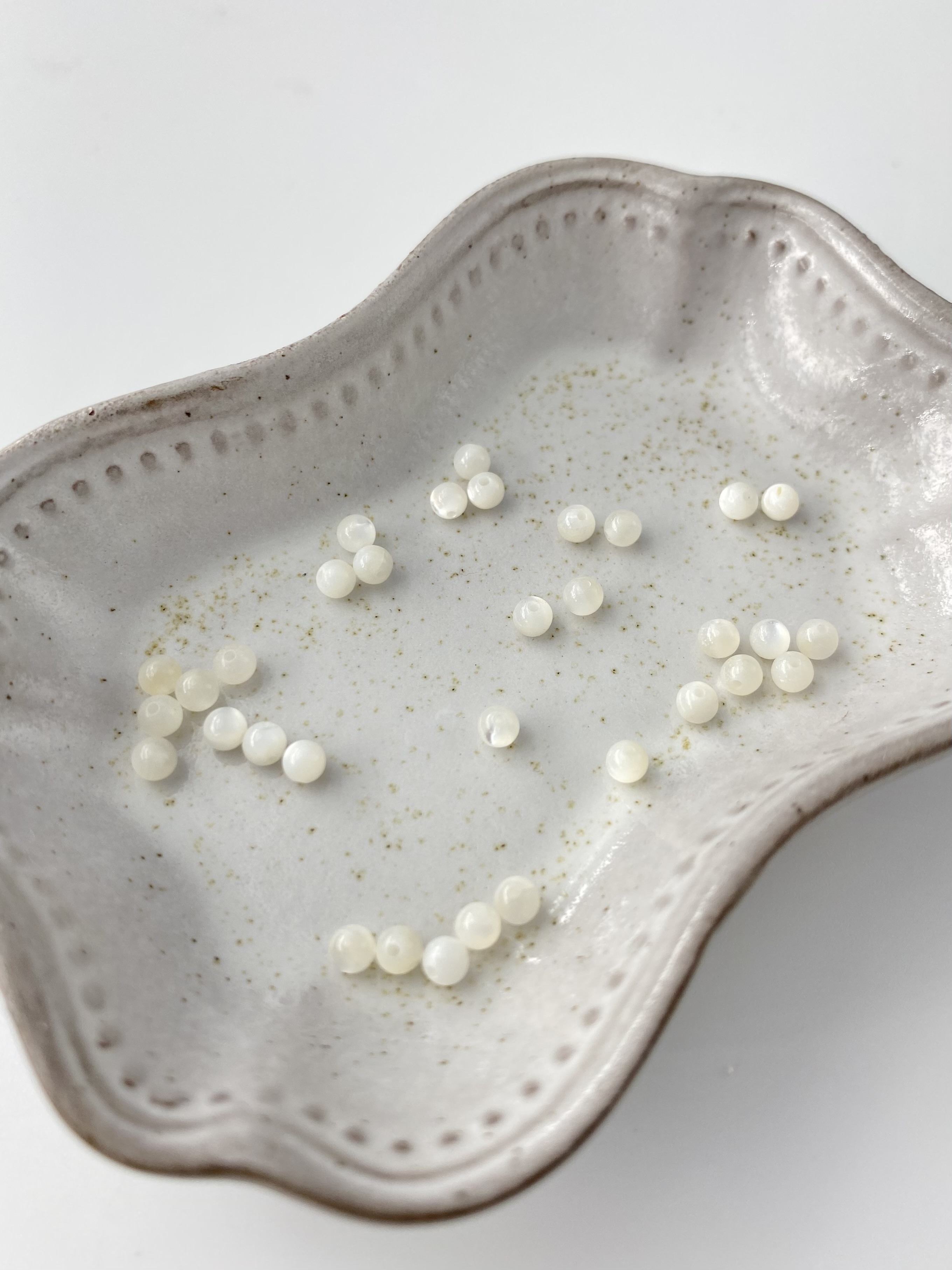 淡水真珠貝 - 丸ビーズ【約3mm/約34個・約10cm】[メール便可]まとめ買い10%OFF #301 貝殻