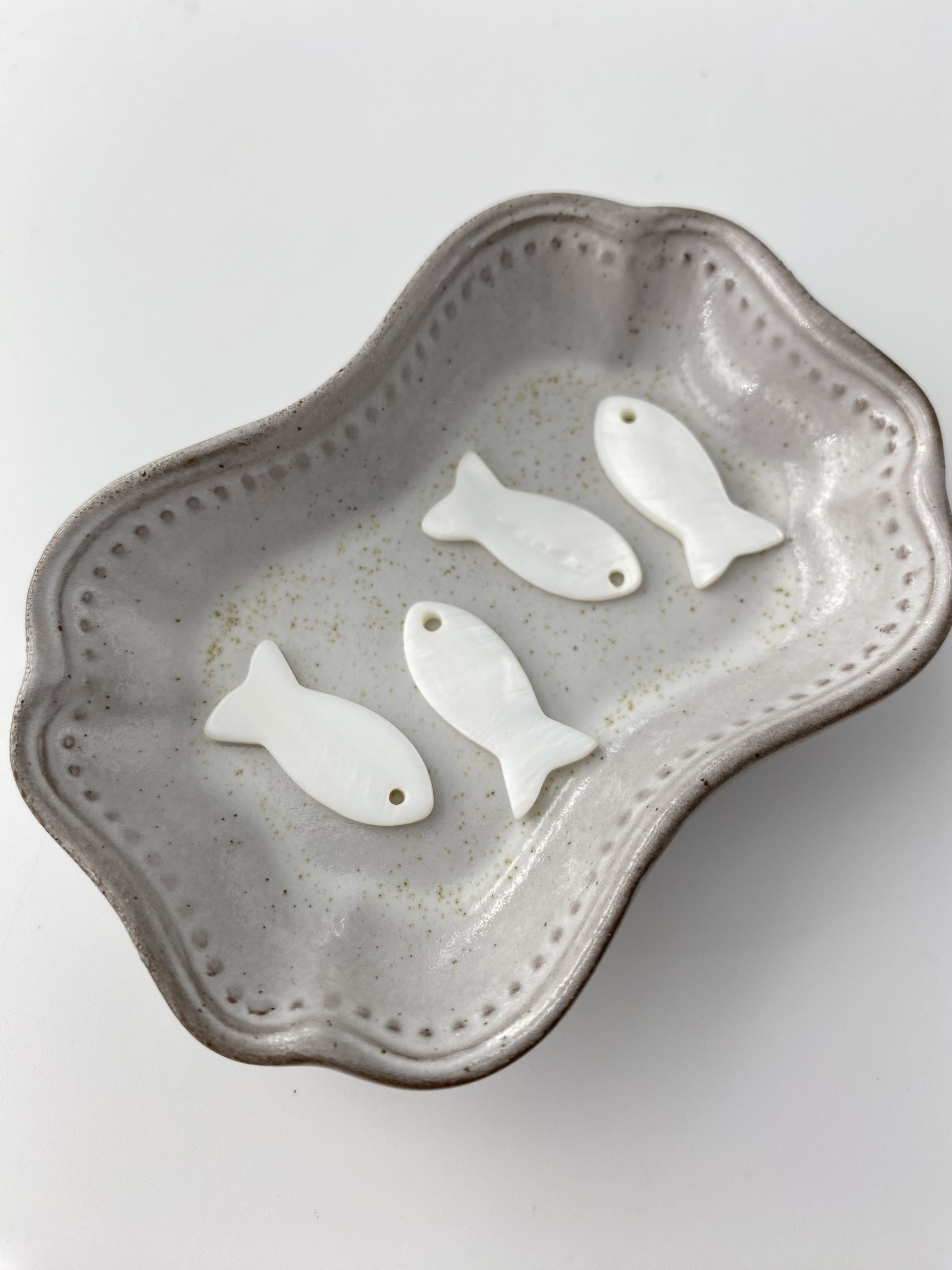 シェルプレートビーズ-フィッシュカット（淡水真珠貝）【約22×10ｍm】[メール便可] #248 En: Shell accessory,shell, fish pearl 貝殻