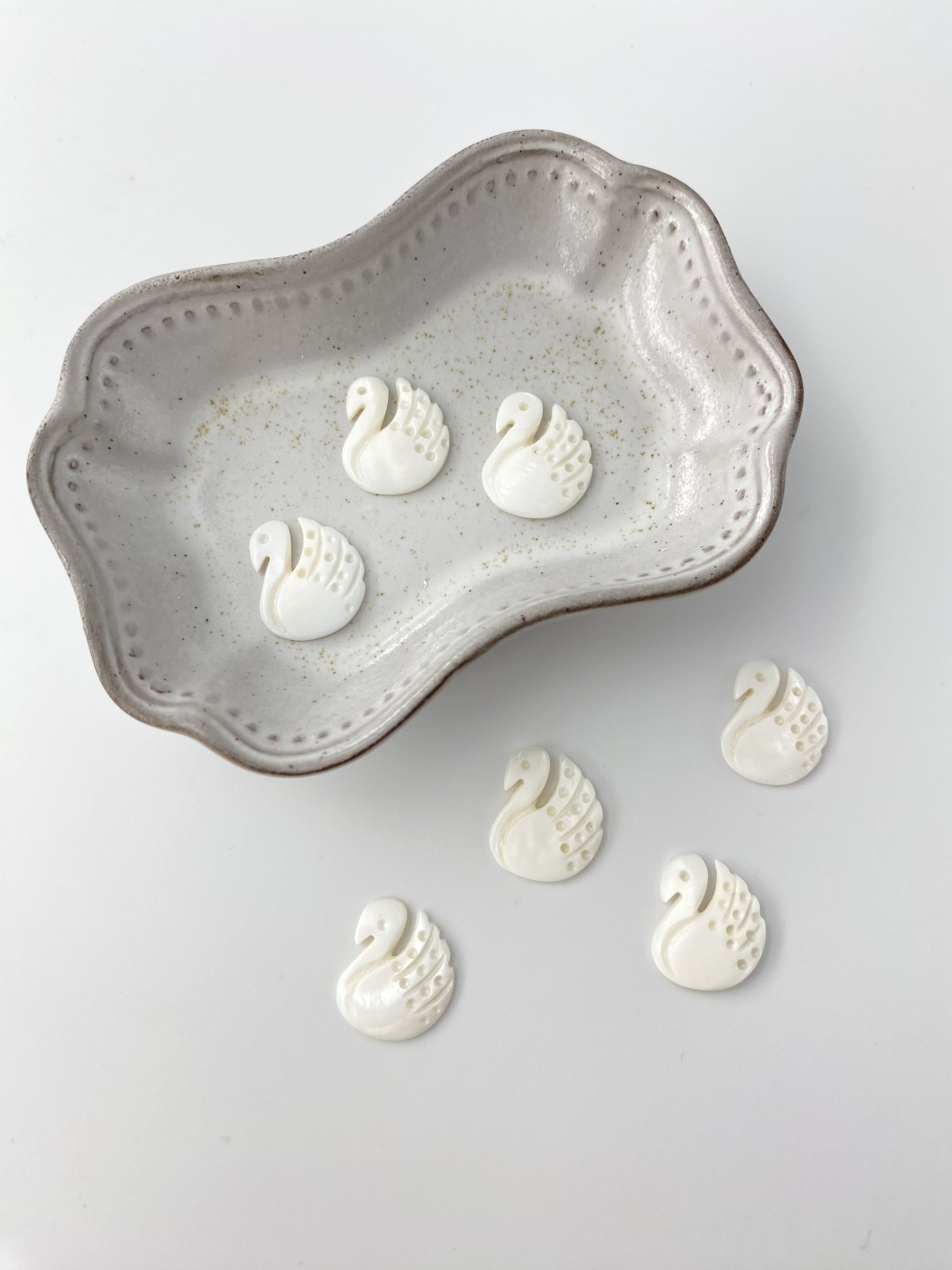 スワンカット（淡水真珠貝）【約17×14ｍm/1枚】[メール便可]まとめ買い10%OFF #245