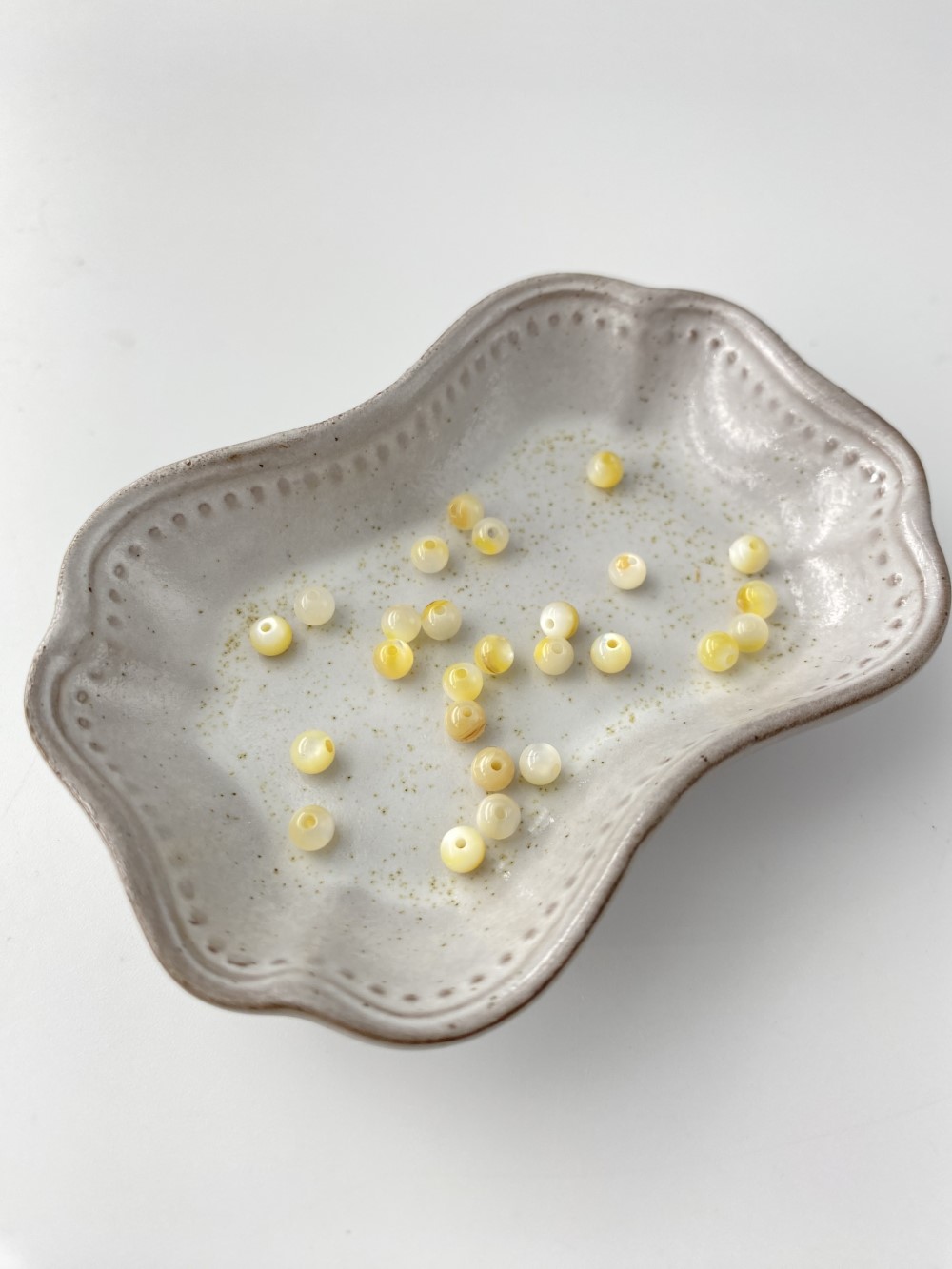 シロチョウガイ - 丸ビーズ【約4mm/約27個・約10cm】[メール便可]まとめ買い10%OFF #281 En:white MOP - Shell Beads 貝殻