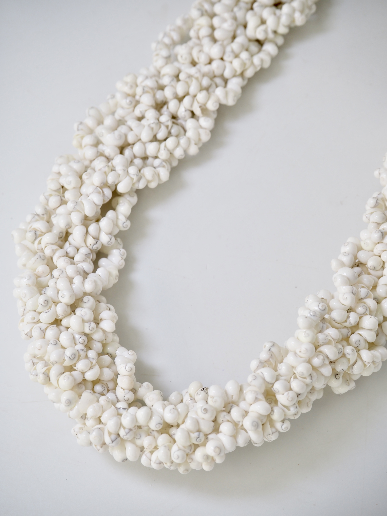 モンゴスホワイトネックレス(クサイロカノコ)【全長約60cm/1個】[メール便可]まとめ買い10%OFF