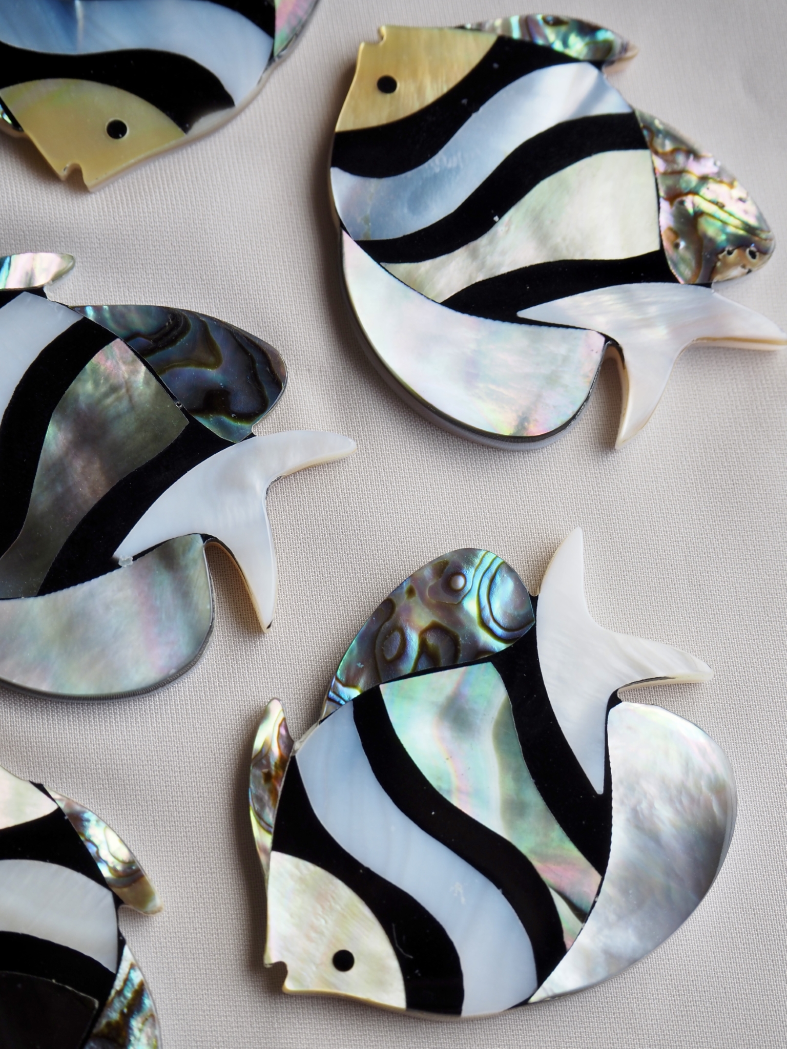 シェルパーツ -モザイクチョウチョウウオ(真珠母貝・アワビ)【約36×46mm】1個 [メール便可]まとめ買い10%OFF #1164 貝殻