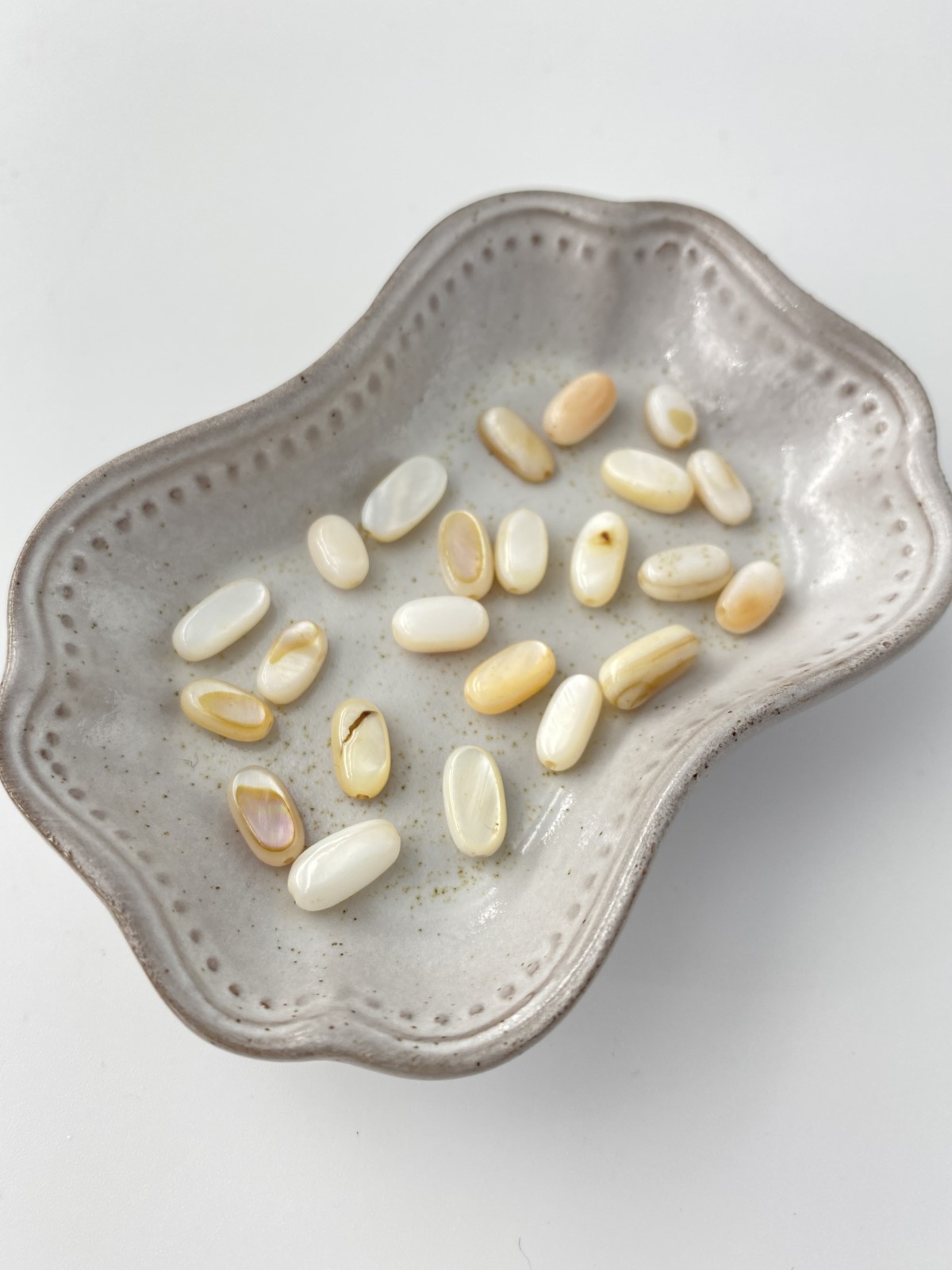 淡水真珠貝 - オーバルビーズ【約8×4mm/約11個・約10cm】[メール便可]まとめ買い10%OFF #299 En:Freshwater - Shell Beads 貝殻