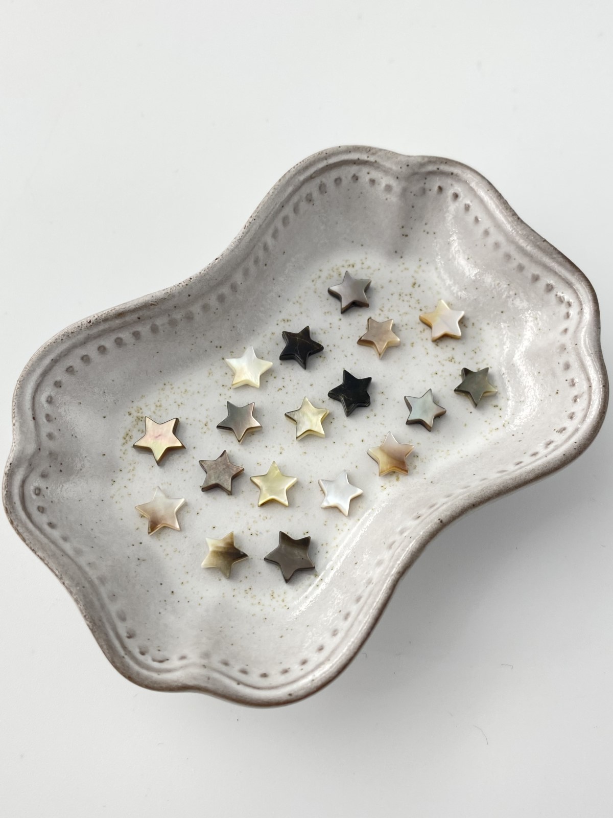 シェルビーズ - スター(クロチョウガイ)【約7×7mm/1本約18個・約10cm】[メール便可]まとめ買い10%OFF  #286 En:Shell Beads -Black MOP 貝殻