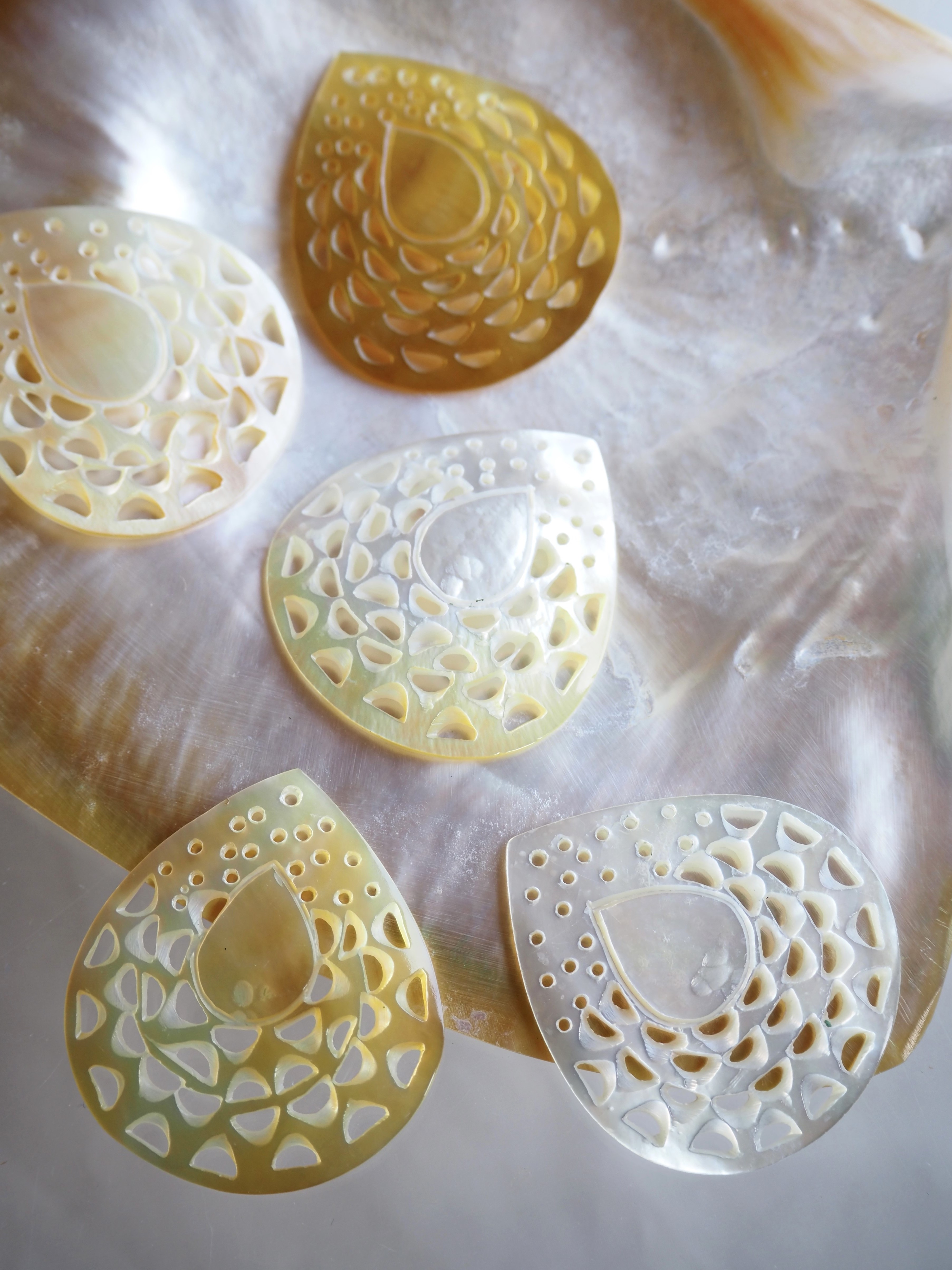 ティアドロップ-58-（シロチョウガイ）【約3.5cm/1枚】[メール便可]まとめ買い10%OFF   En: Shell accessory, tear drop, wmop