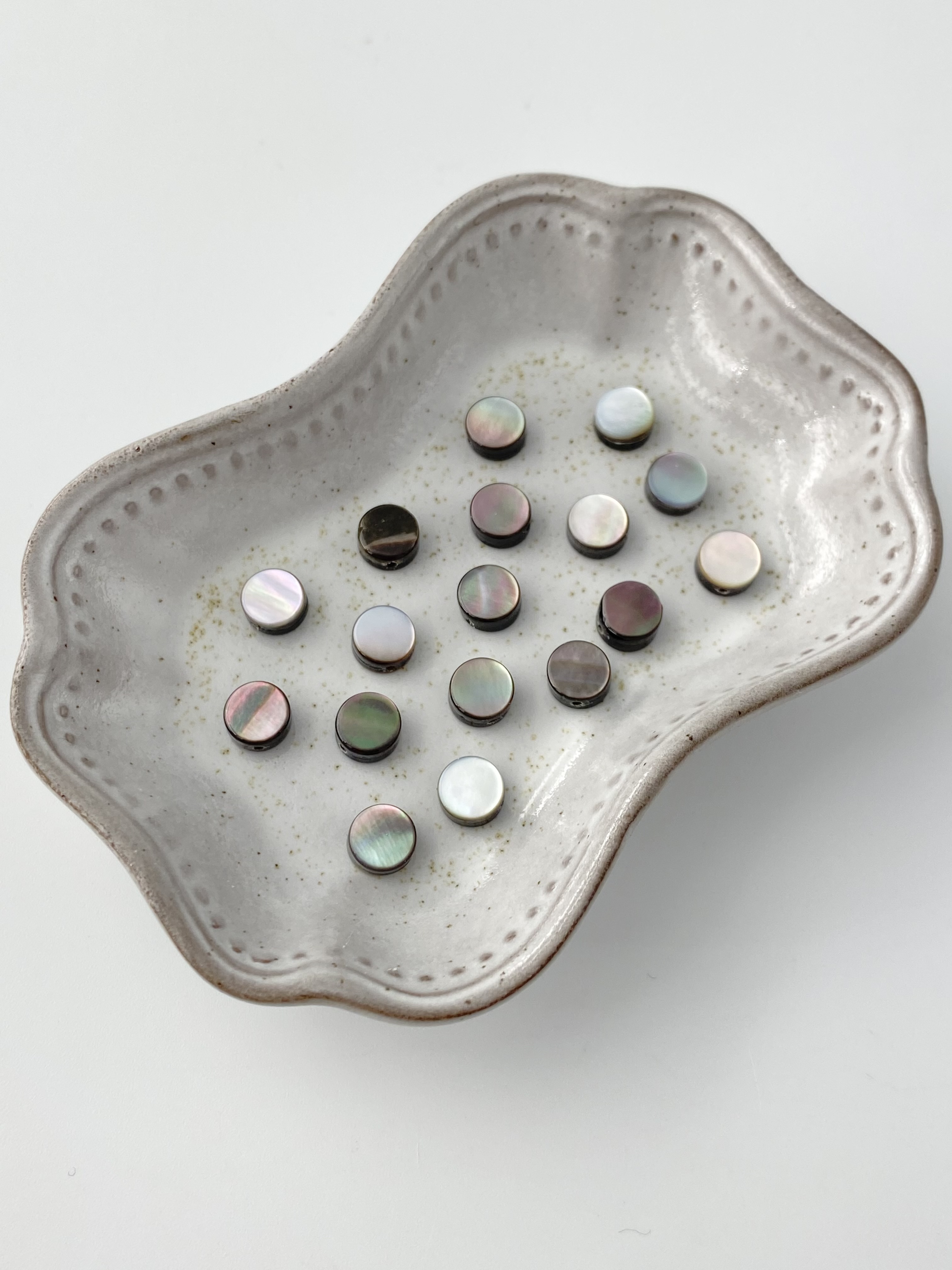 シェルビーズ - ラウンド(クロチョウガイ)【約6mm/1本約17個・約10cm】[メール便可]まとめ買い10%OFF #275 En:Shell Beads -Black MOP 貝殻