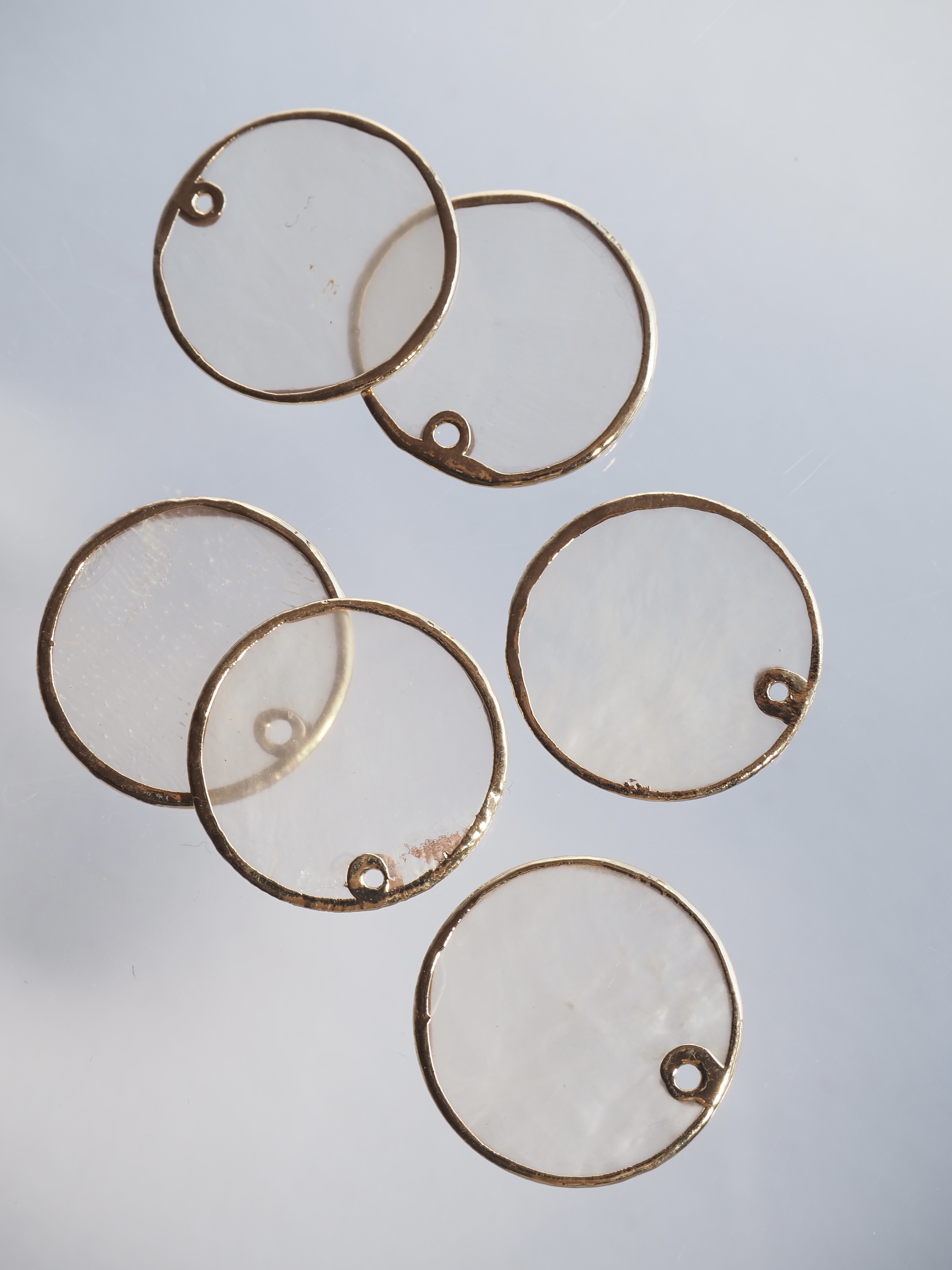 ゴールドエッジ ラウンド -カピス ナチュラル-【約20mm/1個】[メール便可]まとめ買い10%OFF #325 貝殻