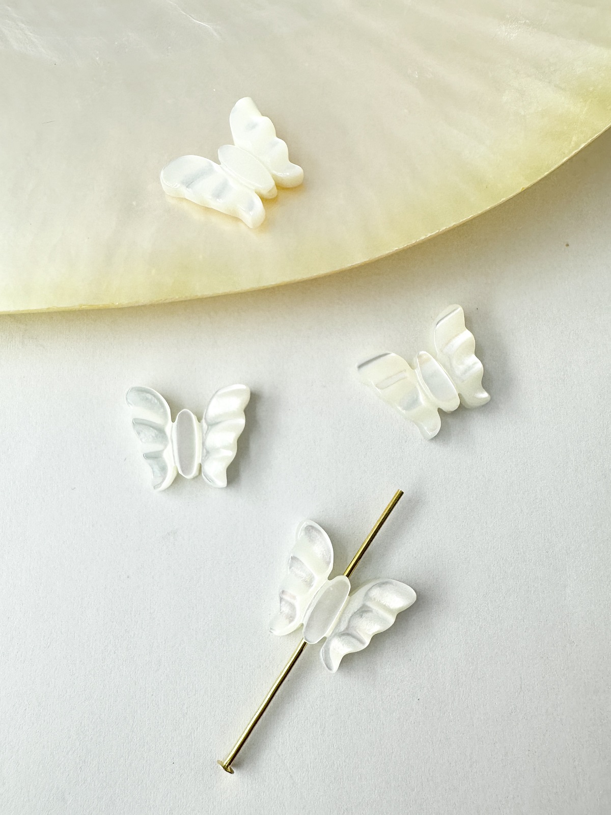 シェルビーズ-バタフライ縦穴(シロチョウガイ)【約11×11mm/1個】[メール便可]まとめ買い10%OFF  #2057 En: Shell Beads -White MOP 貝殻