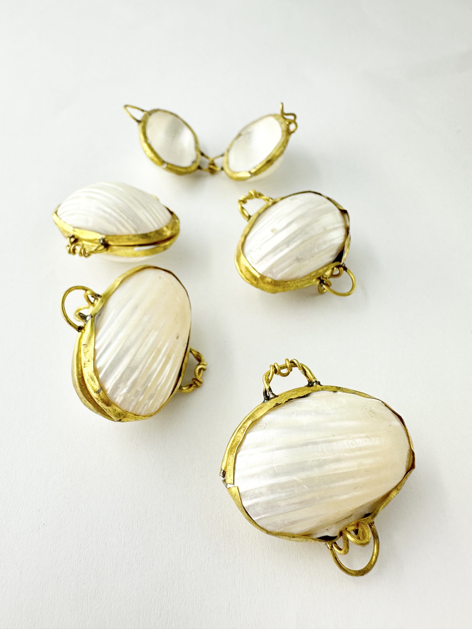 貝殻の小物入れ-マルサザエ真珠磨き（ミニ）-【3cm前後/1個】 En:  Shell coin purse -Turbo Argyerostomus- (size:approx.3cm, per 1pcs)