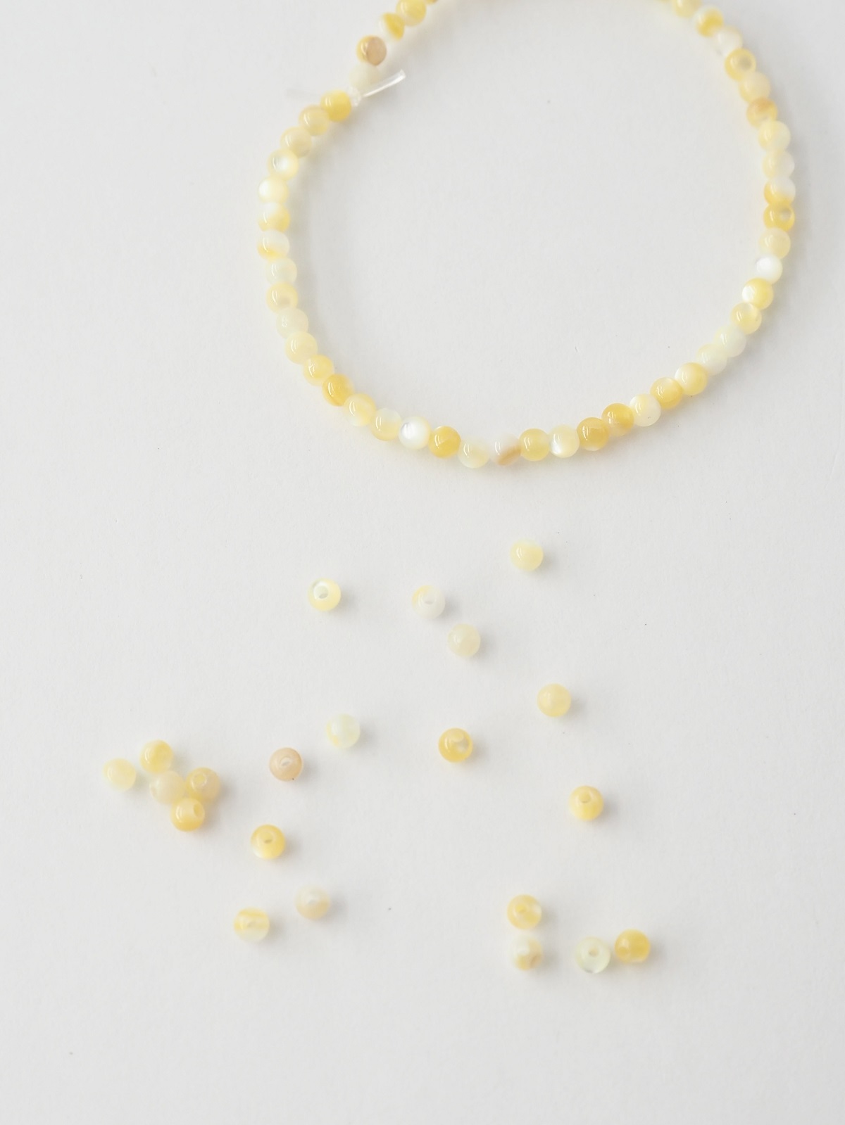 シロチョウガイ-丸ビーズ【約2mm(約10cm・約50個)】[メール便可]まとめ買い10%OFF #2080 En:white MOP - Shell Beads 貝殻