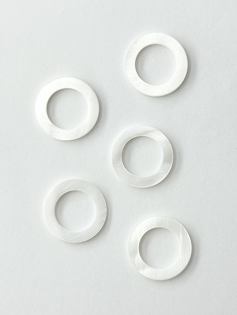 シェルフープ-サークル(タカセガイ)【約18mm/1個】[メール便可]まとめ買い10%OFF #2100 En: Trocus - Shell Beads
