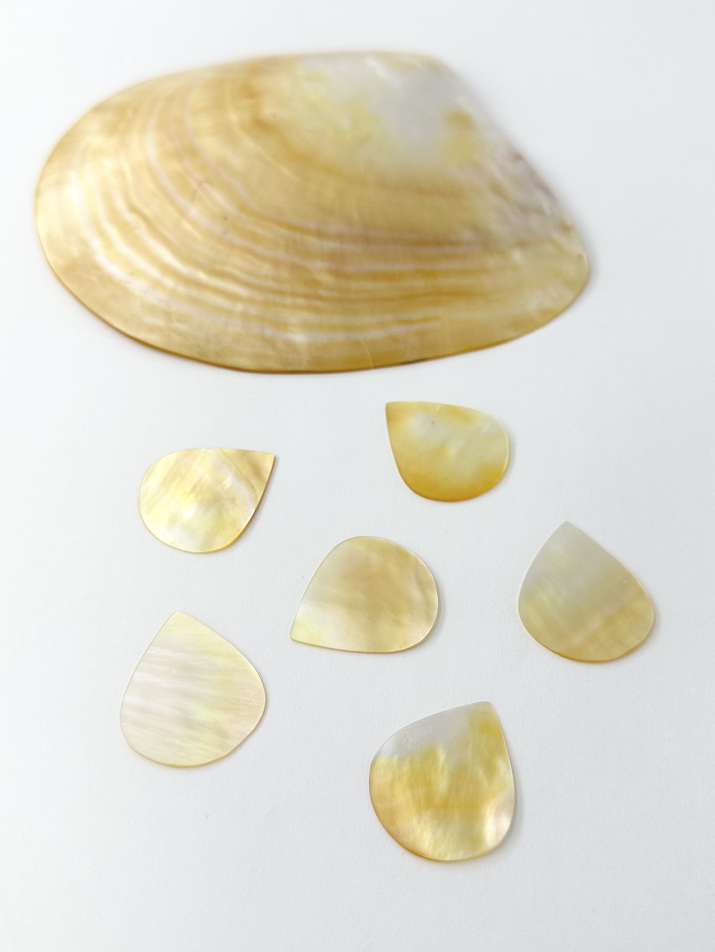 貝殻ギターピック（シロチョウガイ）【約2.5×3cm/1枚】[メール便可]まとめ買い10%OFF En: Shell Guitar Pick MOP 貝殻