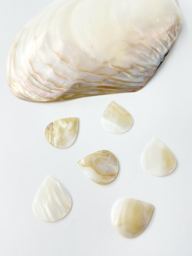 貝殻ギターピック（淡水真珠貝）【約2.5×3cm/1枚】[メール便可]まとめ買い10%OFF En:  Shell Guitar Pick feshwater pearl 貝殻