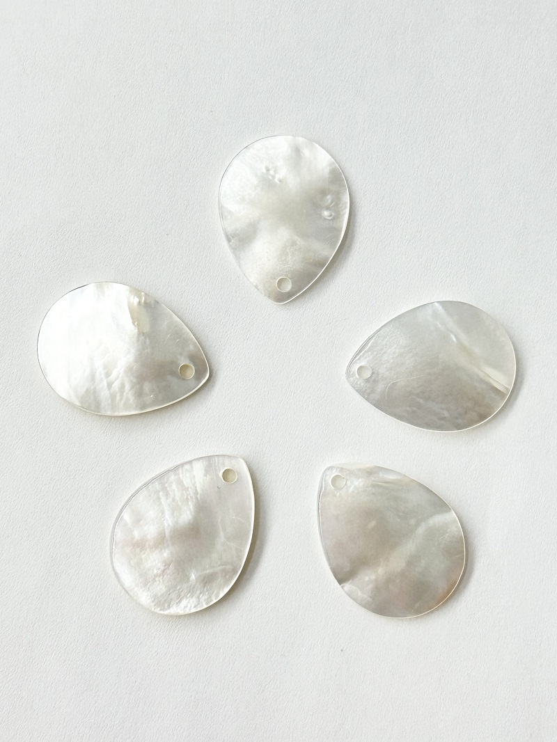 シェルパーツ-ティアドロップ 花びら(シロチョウガイ)【約17×22mm/1個】[メール便可]まとめ買い10%OFF #1226 En:Shell parts -White MOP 貝殻