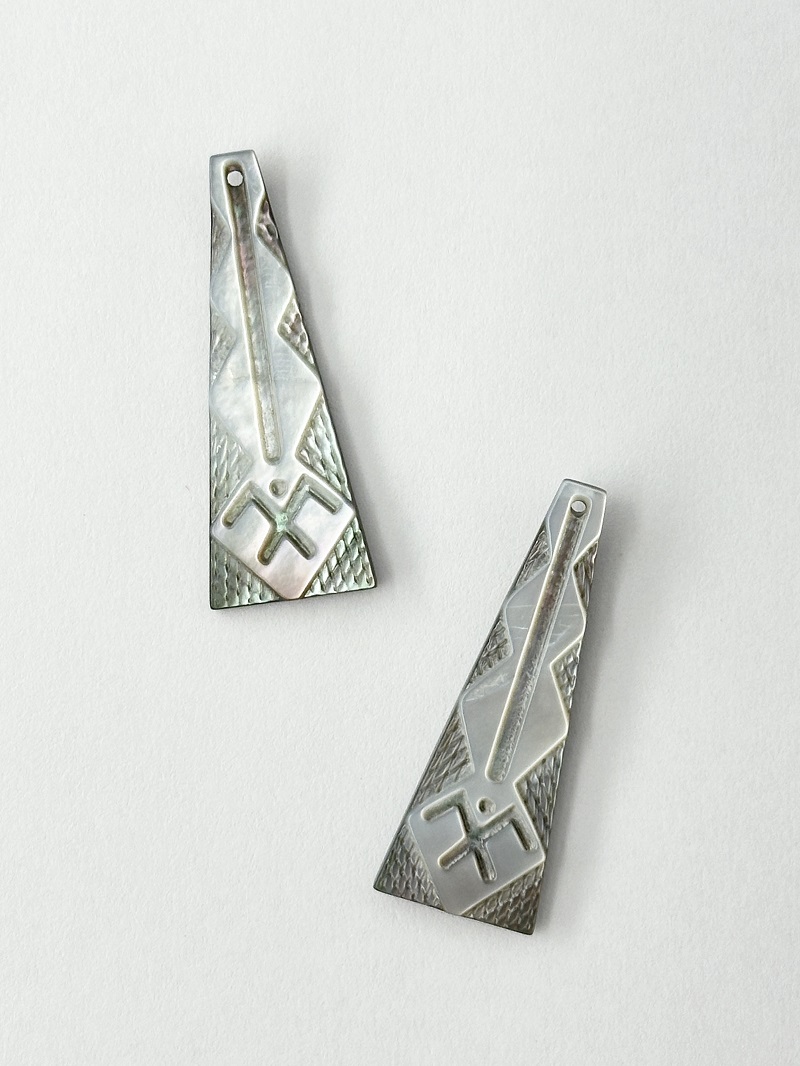 シェルパーツ - トライアングル(クロチョウガイ)【約15×40mm/1個】[メール便可] まとめ買い10%OFF #2136 En:-Shell parts -Black MOP 貝殻