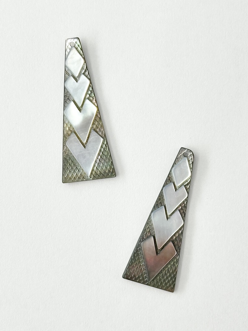 シェルパーツ - トライアングル(クロチョウガイ)【約15×40mm/1個】[メール便可] まとめ買い10%OFF #2137 En:-Shell parts -Black MOP 貝殻