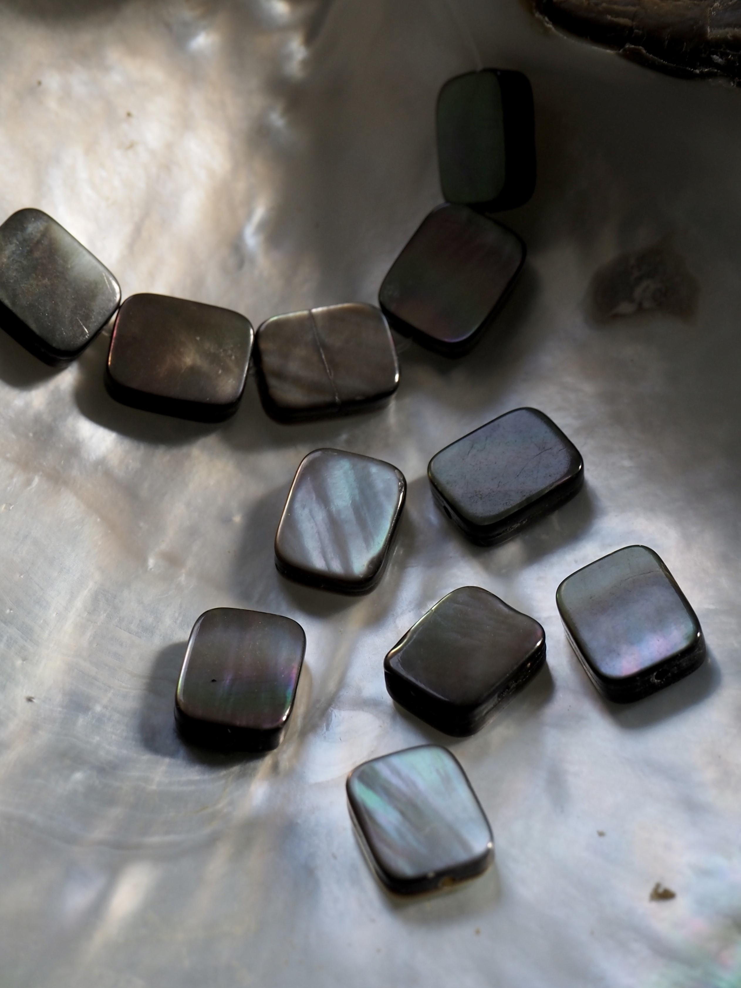 シェルビーズ - スクエア(クロチョウガイ)【約8×10mm/1本約10個・約10cm】[メール便可]まとめ買い10%OFF #282 En:Shell Beads -Black MOP 貝殻