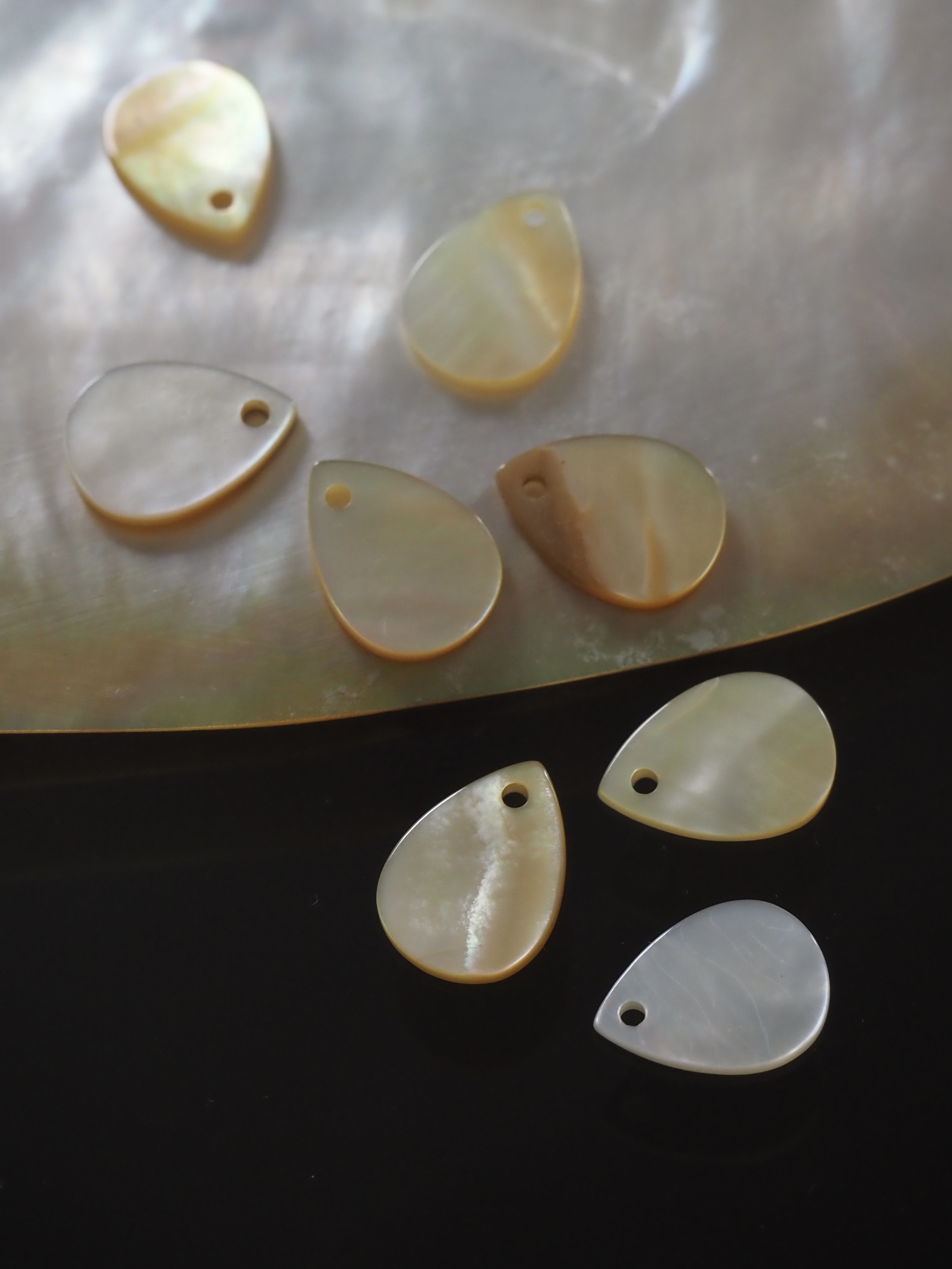 シェルビーズ - ティアドロップ(シロチョウガイ)【約12×8mm/1個】[メール便可]まとめ買い10%OFF #254 En:Shell Beads -White MOP 貝殻