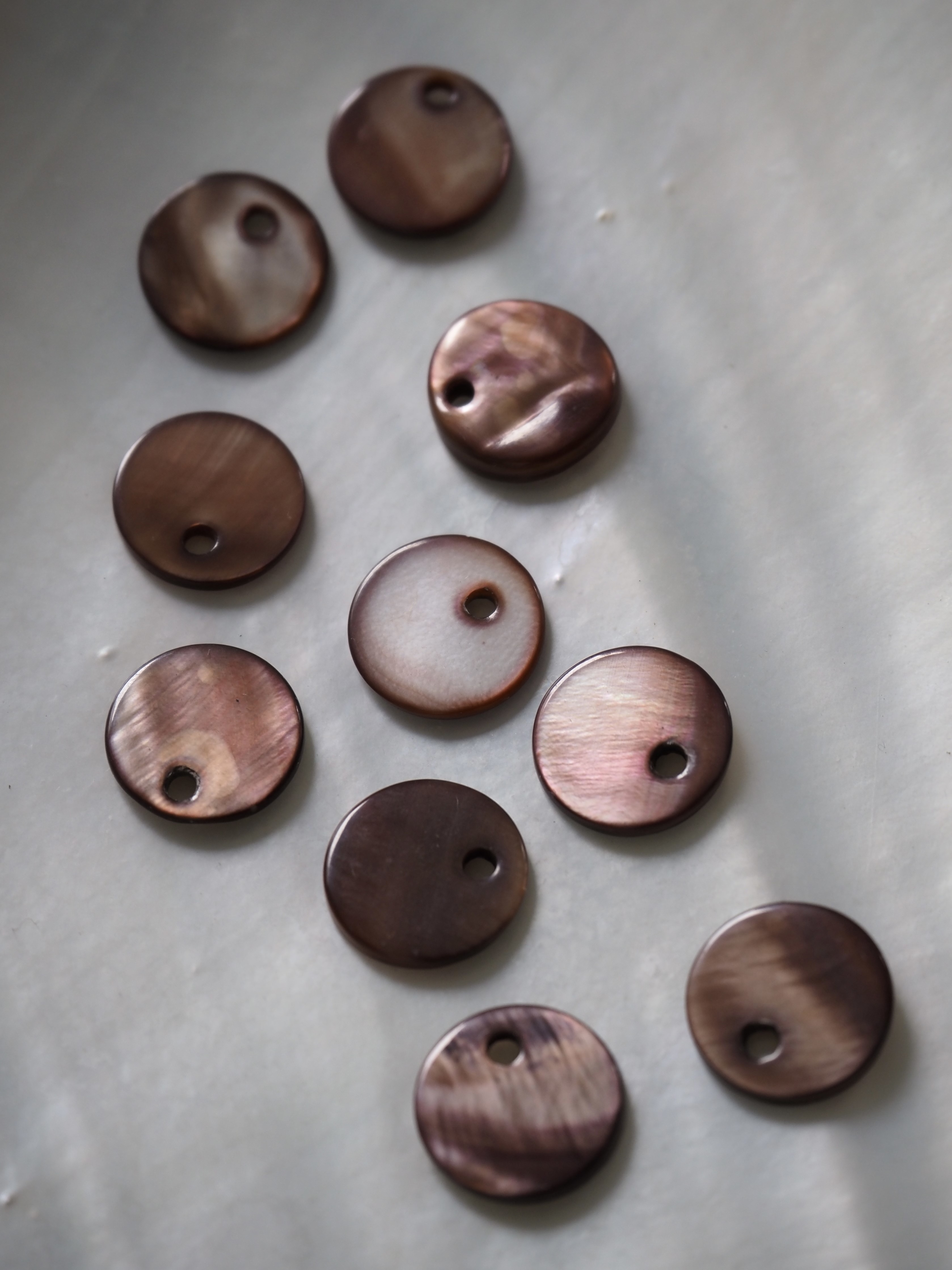 シェルプレートビーズ - ラウンド ブラウン(淡水真珠貝)【約10ｍm】[メール便可] #306 En: Shell accessory,shell, freshwater pearl 貝殻