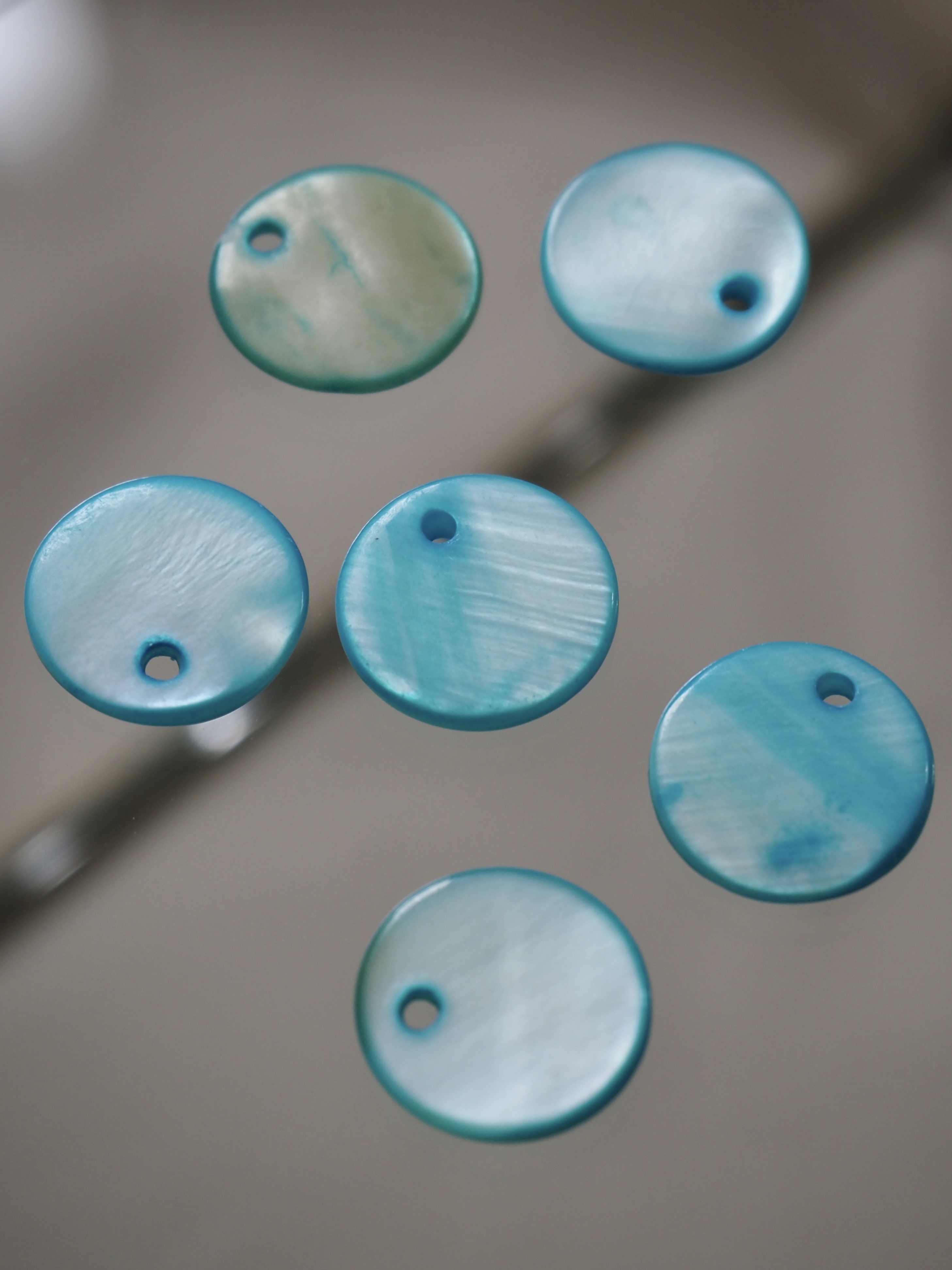 シェルプレートビーズ - ラウンド ブルー(淡水真珠貝)【約12ｍm】[メール便可] #309 En: Shell accessory,shell, freshwater pearl 貝殻