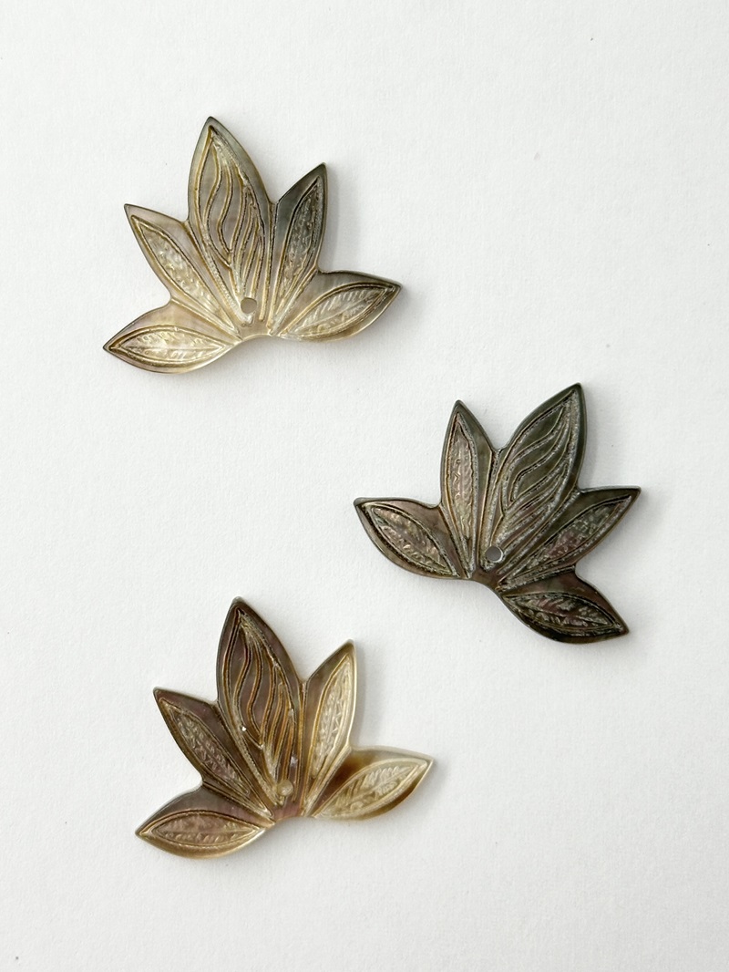 シェルパーツ-リーフ(クロチョウガイ)【約20×24mm/1個】[メール便可]まとめ買い10%OFF #2175 En:Shell parts -Black MOP 貝殻