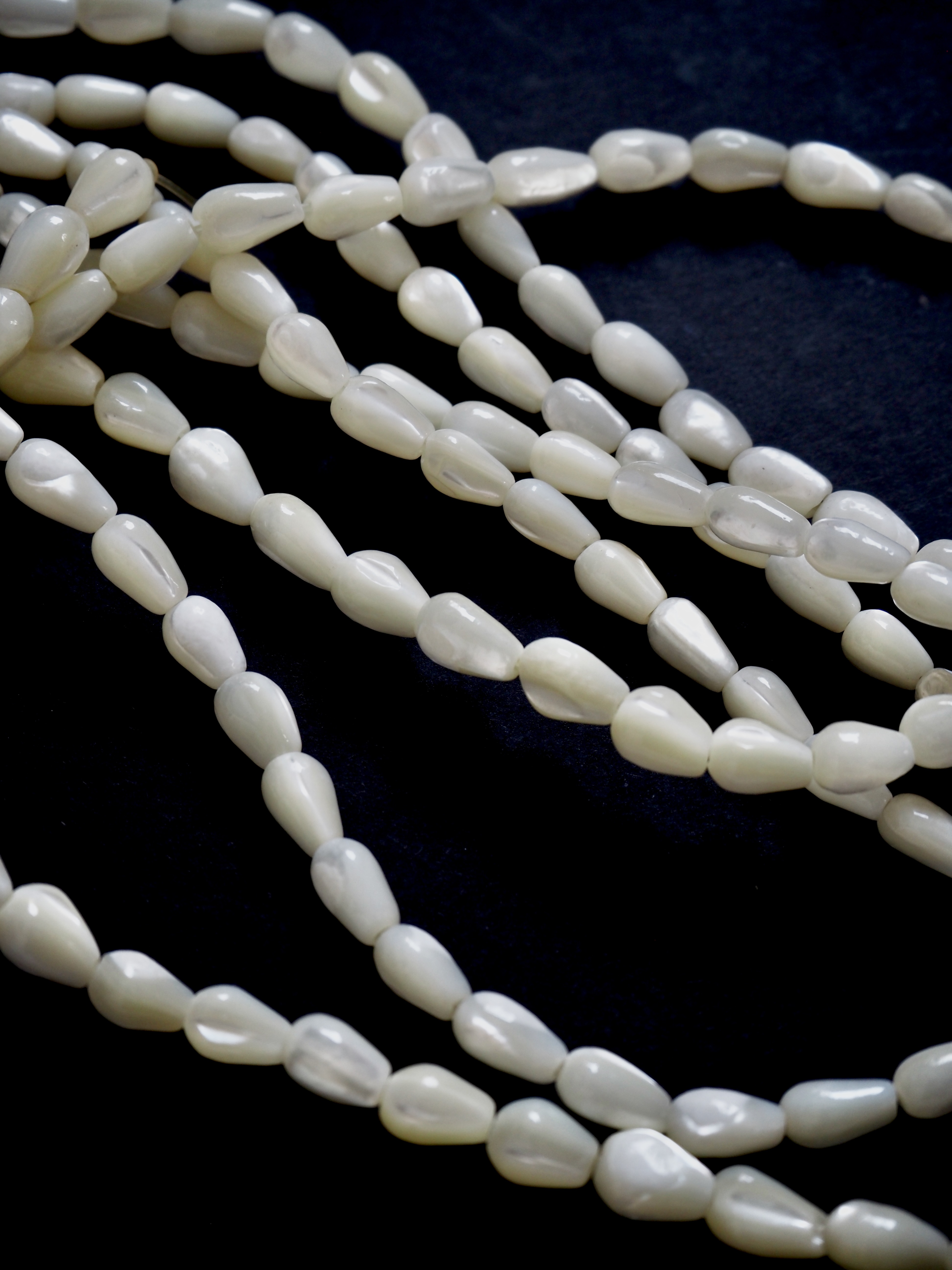 シェルビーズ - ティアドロップ(タカセガイ)【約5×8mm前後/約10cm(約12個)】[メール便可]まとめ買い10%OFF #110 貝殻