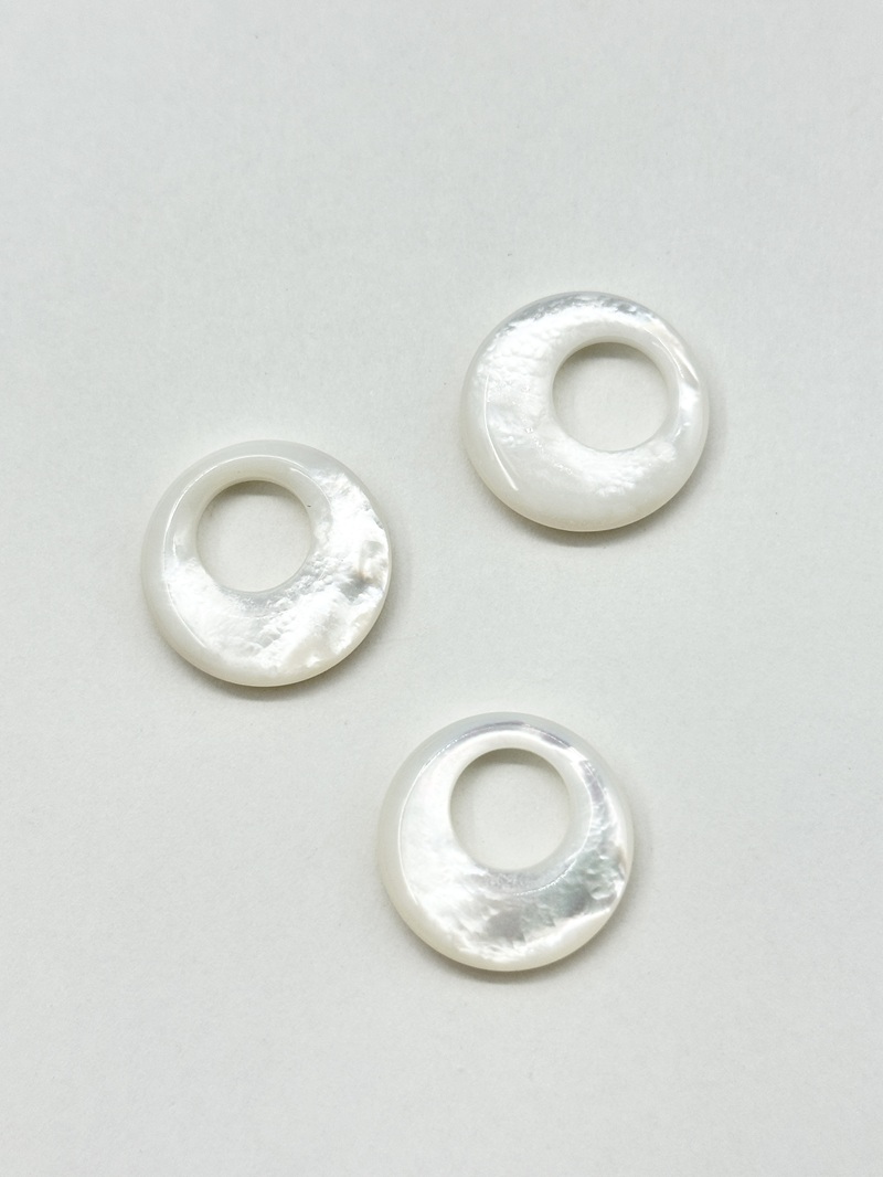 シェルビーズ-ドーナツ(シロチョウガイ)【約20mm/1個】[メール便可] まとめ買い10%OFF #2180 En: Shell Beads -White MOP 貝殻
