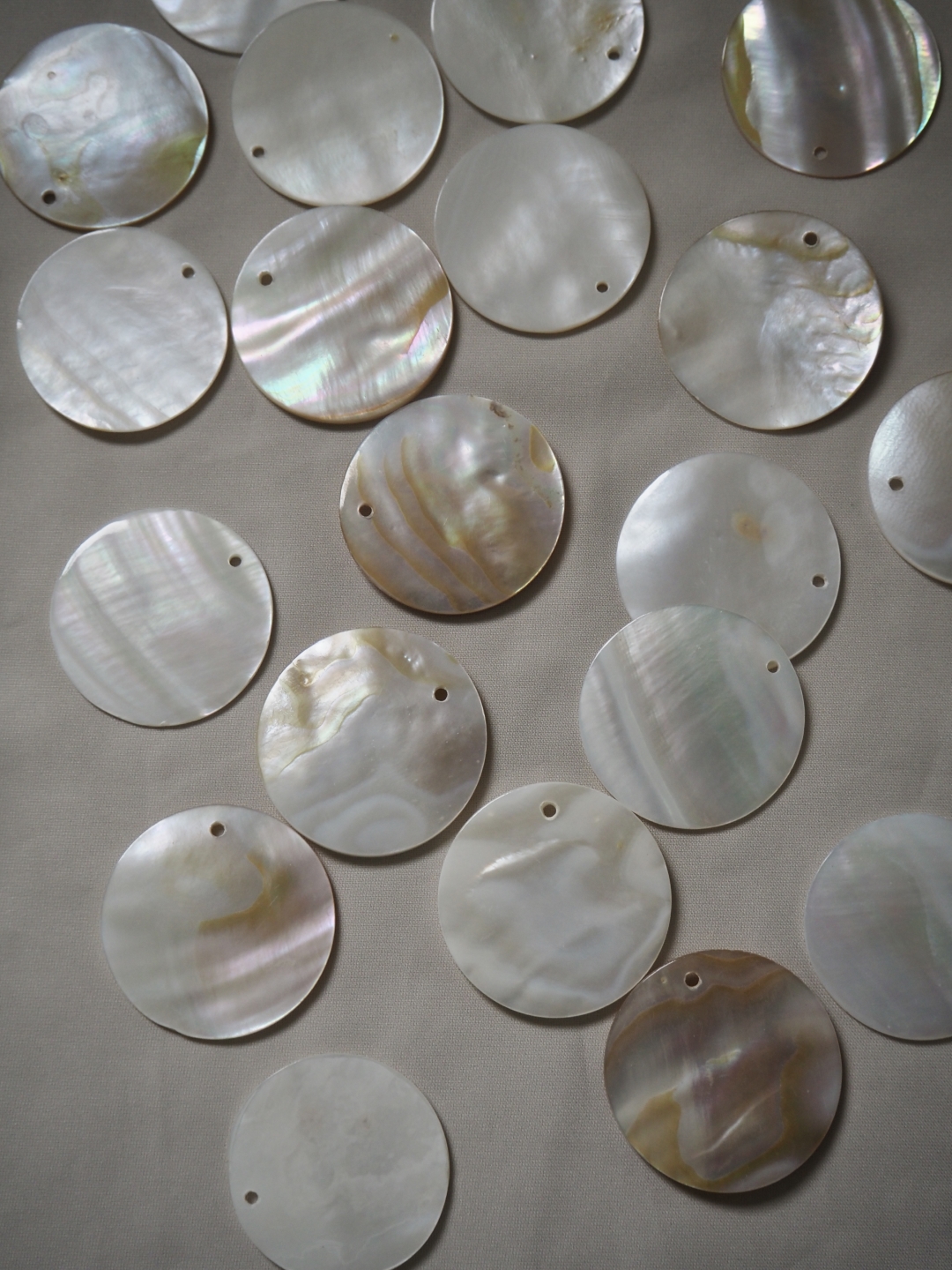 シェルプレートビーズ ラウンドカット-14-（淡水真珠貝）【約3cm/1枚】[メール便可]まとめ買い10%OFF  En: Shell accessory,round, freshwatrer pearl