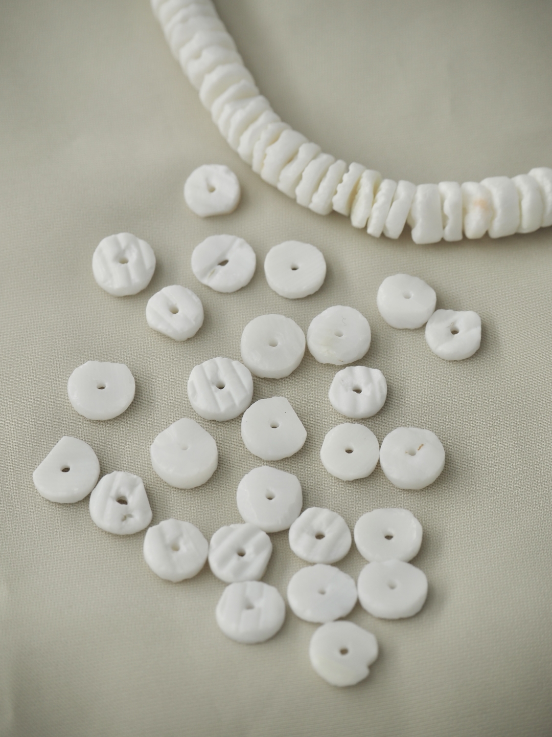 ホワイトクラム#2【約0.55～0.85ｃｍ/1本約40ｃｍ】[メール便可-10袋まで]  En: Shell Beads,wthite clam(Size:0.55-0.85cm, per 1strand-40cm) 貝殻