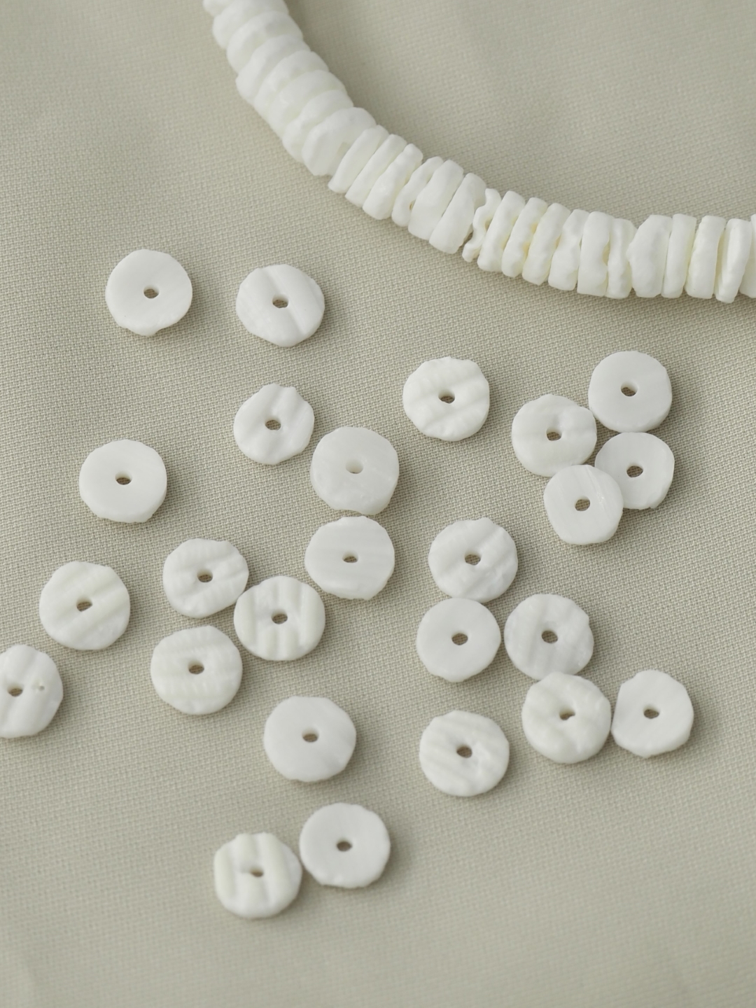 ホワイトクラム#3【約0.6ｃｍ/1本約60ｃｍ】[メール便可-10袋まで]    En: Shell Beads,wthite clam(Size:0.6cm, per 1strand-60cm) 貝殻